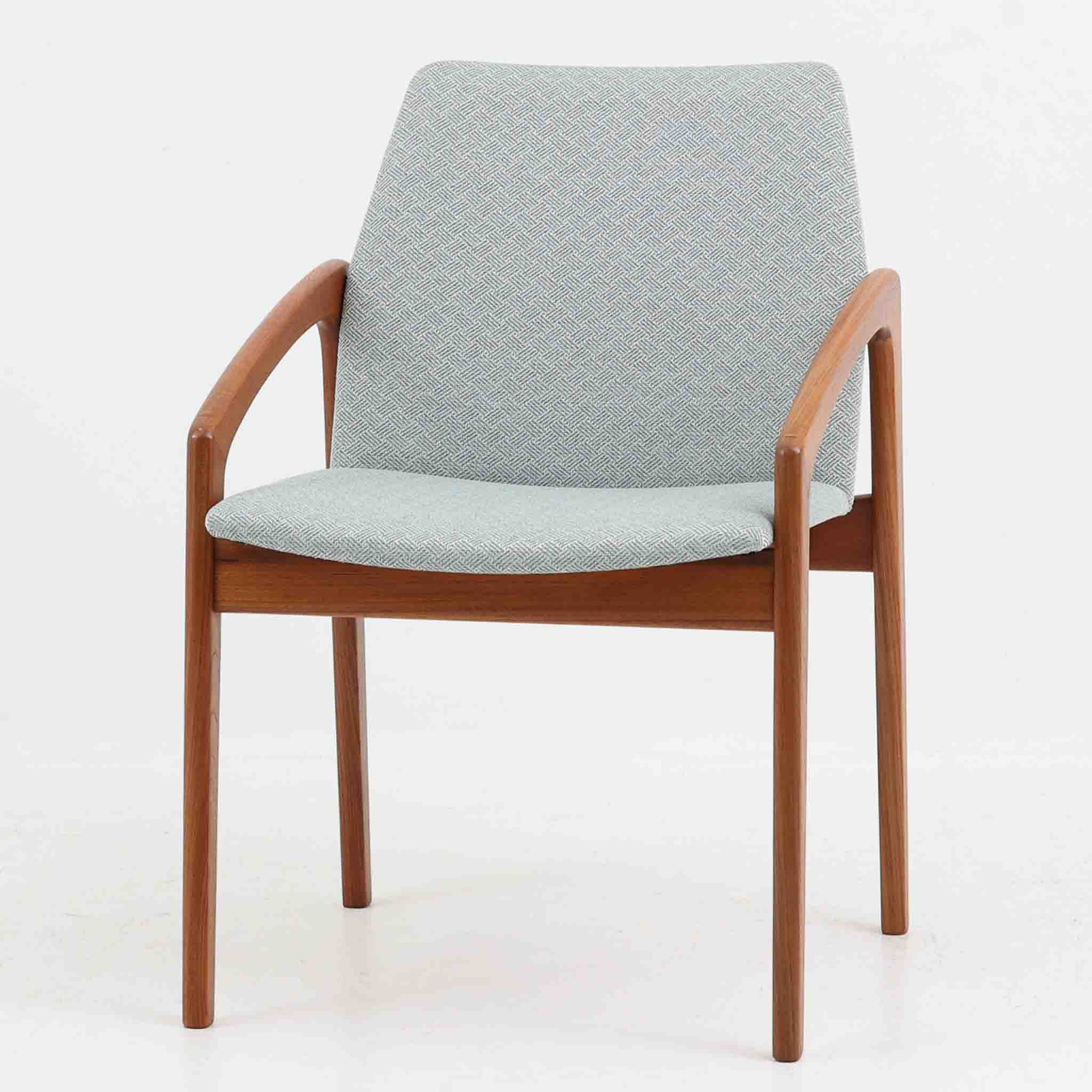 Henning Kjaernulfがデザインし、Korup Stolefabrik社より発表されたアームチェア「Model 23」です。チーク材のアームから脚部へと流れるようなラインが美しく、北欧家具らしい軽やかさと存在感を兼ね備えています。座面と背もたれは新たに張り替え済みで、落ち着いたトーンが上品な雰囲気を演出します。快適な座り心地と端正なデザインは、ダイニングや書斎はもちろん、リビングのアクセントチェアとしても活躍し、経年変化による風合いがビンテージならではの魅力を引き立てています。