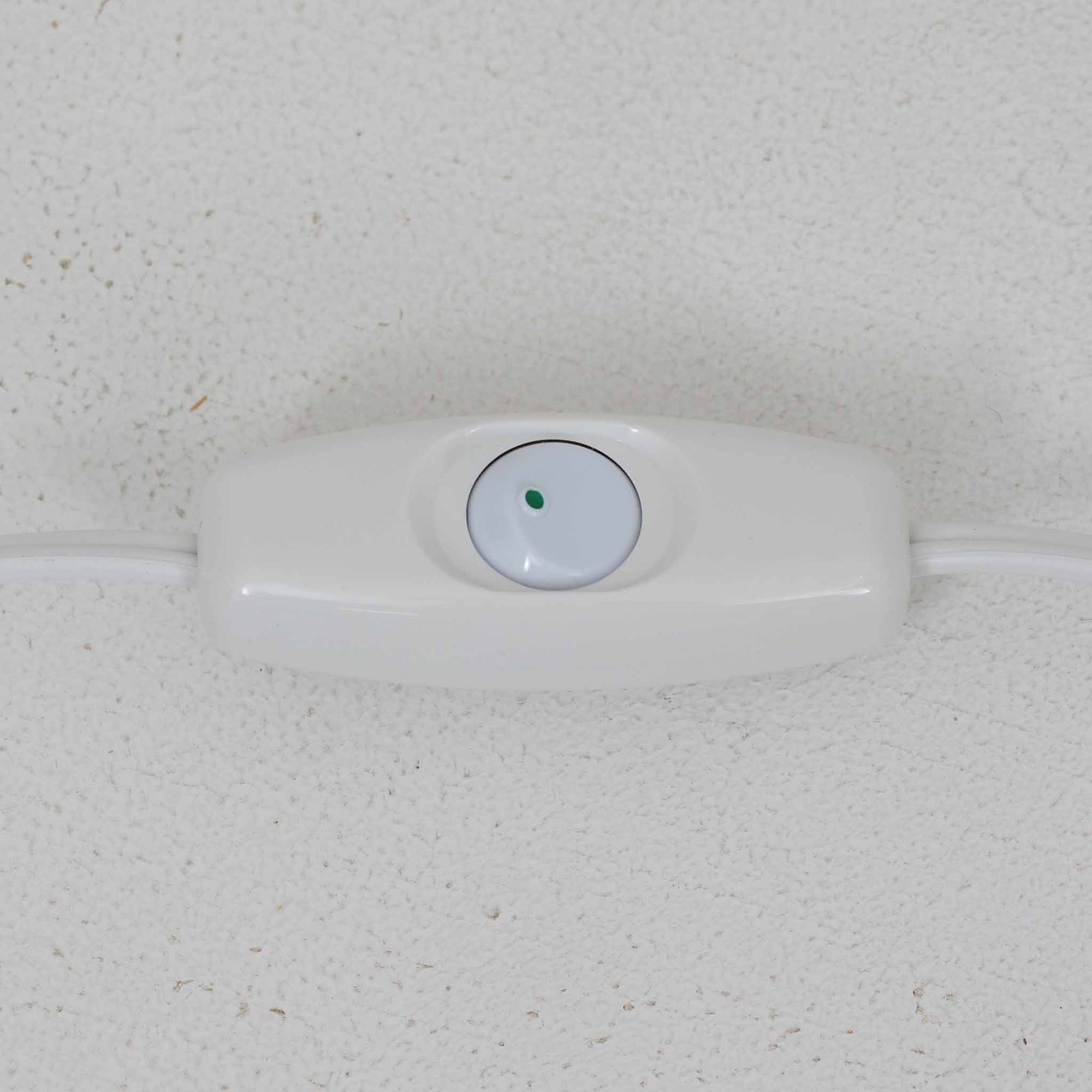 デンマークの照明ブランド Le Klint（レ・クリント）によるテーブルランプで、デザイナーは Ole Boggild（オーレ・ボギル）です。シェードは Le Klint 社製ではありませんが、新品のリネン製プリーツシェードを合わせており、全体として上品で柔らかな印象に仕上がっています。丸みを帯びた陶磁器ベースに、すらりと伸びるネックの造形が美しく、北欧デザインらしい穏やかな佇まいを感じさせます。ややグレーがかったマットな質感が上品で、リネンシェードを通した柔らかな光が空間を優しく包み込みます。シンプルながら存在感があり、リビングやベッドサイドなどさまざまなシーンでお使いいただけます。北欧の上質な灯りをお楽しみいただけるビンテージランプです。