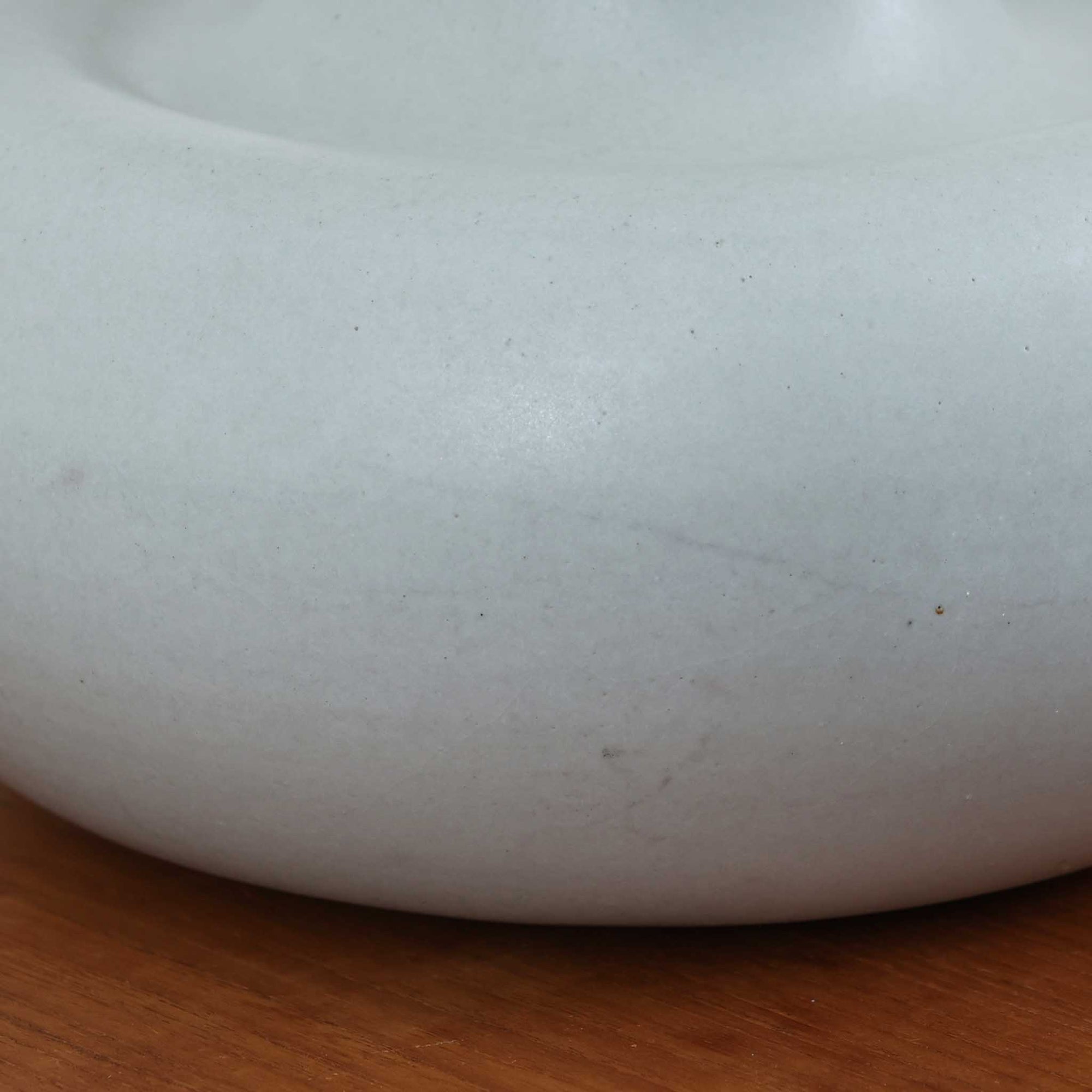 デンマークの照明ブランド Le Klint（レ・クリント）によるテーブルランプで、デザイナーは Ole Boggild（オーレ・ボギル）です。シェードは Le Klint 社製ではありませんが、新品のリネン製プリーツシェードを合わせており、全体として上品で柔らかな印象に仕上がっています。丸みを帯びた陶磁器ベースに、すらりと伸びるネックの造形が美しく、北欧デザインらしい穏やかな佇まいを感じさせます。ややグレーがかったマットな質感が上品で、リネンシェードを通した柔らかな光が空間を優しく包み込みます。シンプルながら存在感があり、リビングやベッドサイドなどさまざまなシーンでお使いいただけます。北欧の上質な灯りをお楽しみいただけるビンテージランプです。