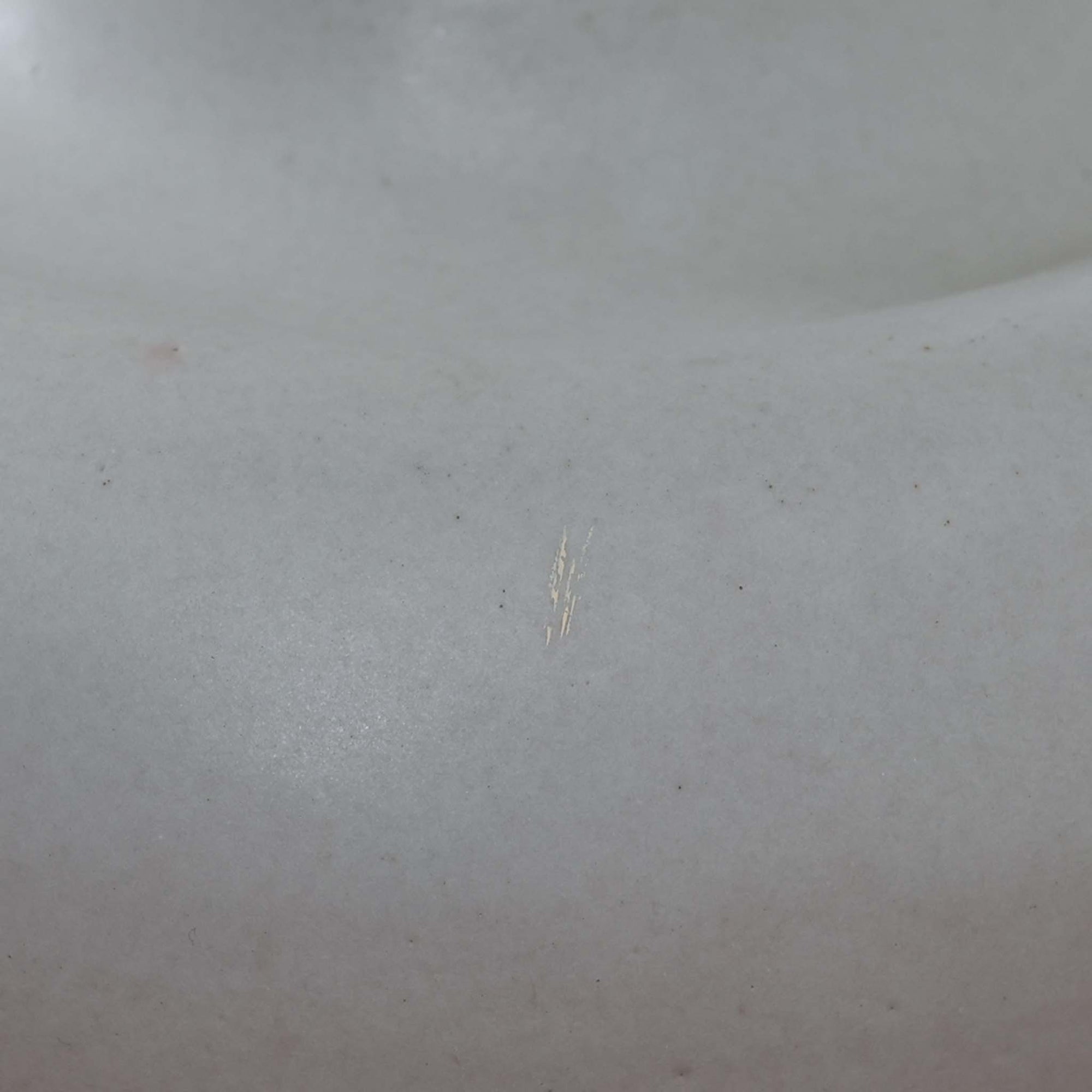 デンマークの照明ブランド Le Klint（レ・クリント）によるテーブルランプで、デザイナーは Ole Boggild（オーレ・ボギル）です。シェードは Le Klint 社製ではありませんが、新品のリネン製プリーツシェードを合わせており、全体として上品で柔らかな印象に仕上がっています。丸みを帯びた陶磁器ベースに、すらりと伸びるネックの造形が美しく、北欧デザインらしい穏やかな佇まいを感じさせます。ややグレーがかったマットな質感が上品で、リネンシェードを通した柔らかな光が空間を優しく包み込みます。シンプルながら存在感があり、リビングやベッドサイドなどさまざまなシーンでお使いいただけます。北欧の上質な灯りをお楽しみいただけるビンテージランプです。