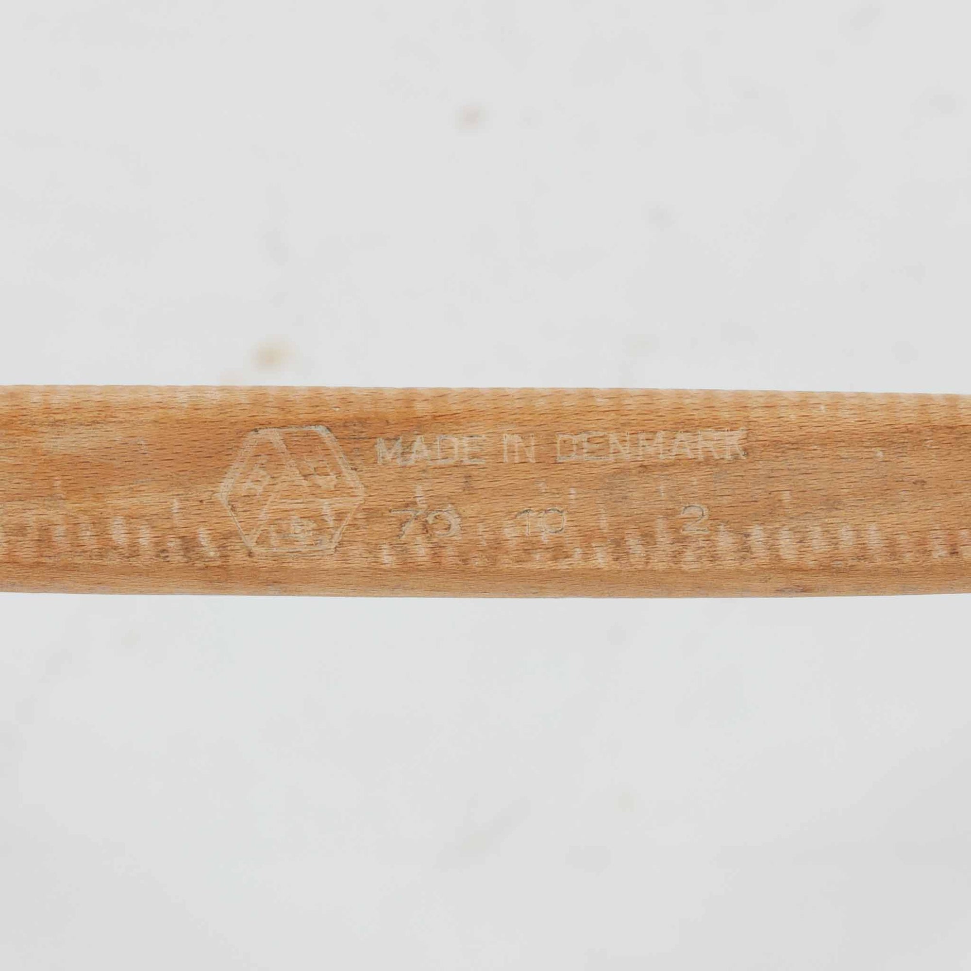 デンマークを代表するデザイナー、Borge MogensenによってFDBのためにデザインされたJ39チェアは、オーク材の丸脚と座面に丁寧に編み込まれたペーパーコードが特徴の、素朴ながらも完成度の高い北欧ビンテージチェアです。農村のキッチンチェアをルーツに持つそのデザインは、無駄を省いた潔い構造と機能美が融合し、空間に凛とした佇まいをもたらします。ダイニングはもちろん、ワークチェアやアクセントチェアとしても重宝する一脚です。