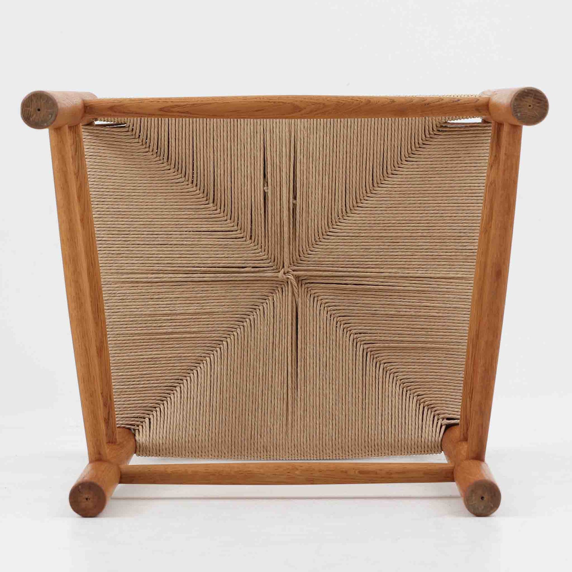 デンマークを代表するデザイナー、Borge MogensenによってFDBのためにデザインされたJ39チェアは、オーク材の丸脚と座面に丁寧に編み込まれたペーパーコードが特徴の、素朴ながらも完成度の高い北欧ビンテージチェアです。農村のキッチンチェアをルーツに持つそのデザインは、無駄を省いた潔い構造と機能美が融合し、空間に凛とした佇まいをもたらします。ダイニングはもちろん、ワークチェアやアクセントチェアとしても重宝する一脚です。