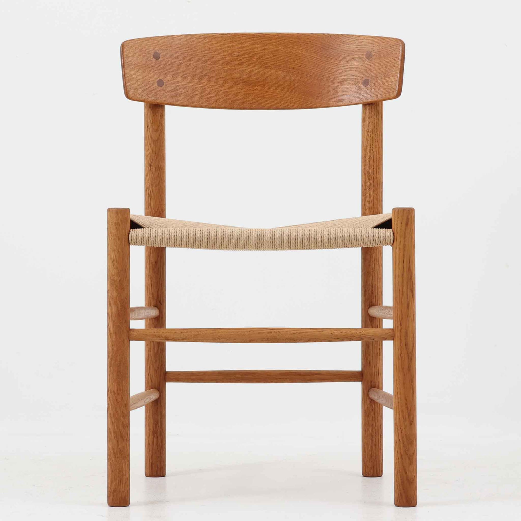 デンマークを代表するデザイナー、Borge MogensenによってFDBのためにデザインされたJ39チェアは、オーク材の丸脚と座面に丁寧に編み込まれたペーパーコードが特徴の、素朴ながらも完成度の高い北欧ビンテージチェアです。農村のキッチンチェアをルーツに持つそのデザインは、無駄を省いた潔い構造と機能美が融合し、空間に凛とした佇まいをもたらします。ダイニングはもちろん、ワークチェアやアクセントチェアとしても重宝する一脚です。