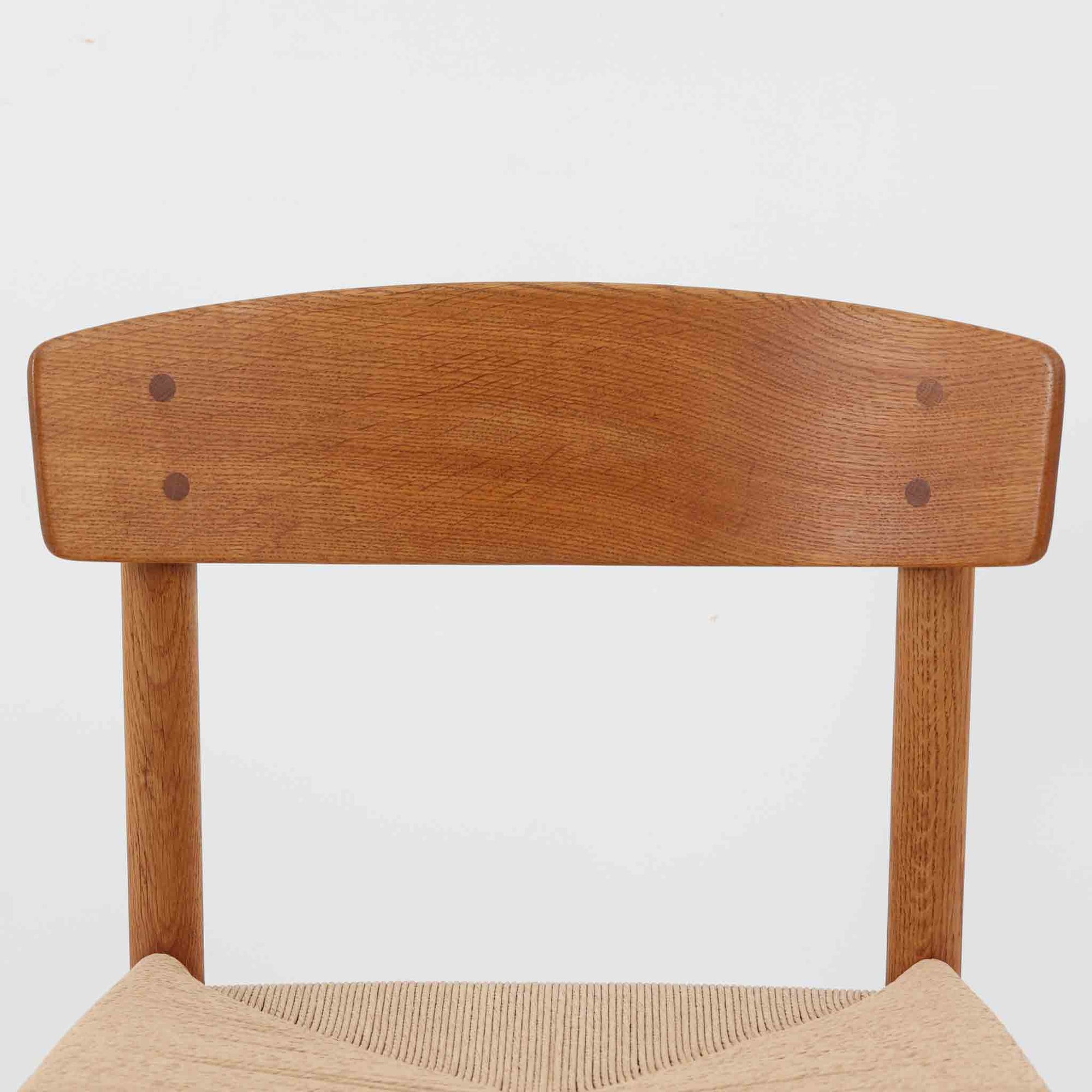 デンマークを代表するデザイナー、Borge MogensenによってFDBのためにデザインされたJ39チェアは、オーク材の丸脚と座面に丁寧に編み込まれたペーパーコードが特徴の、素朴ながらも完成度の高い北欧ビンテージチェアです。農村のキッチンチェアをルーツに持つそのデザインは、無駄を省いた潔い構造と機能美が融合し、空間に凛とした佇まいをもたらします。ダイニングはもちろん、ワークチェアやアクセントチェアとしても重宝する一脚です。