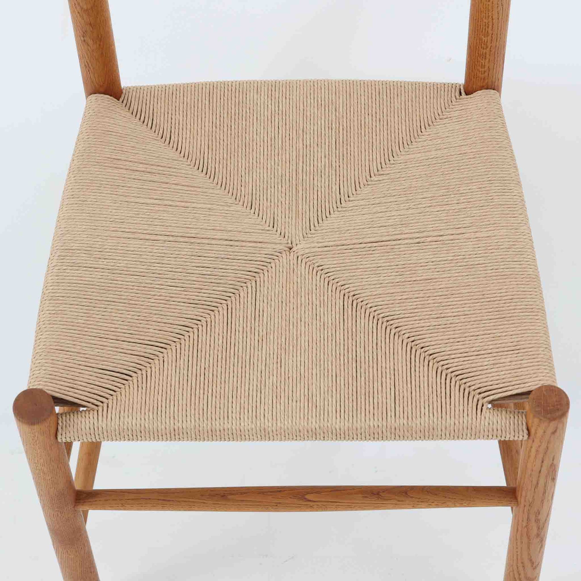 デンマークを代表するデザイナー、Borge MogensenによってFDBのためにデザインされたJ39チェアは、オーク材の丸脚と座面に丁寧に編み込まれたペーパーコードが特徴の、素朴ながらも完成度の高い北欧ビンテージチェアです。農村のキッチンチェアをルーツに持つそのデザインは、無駄を省いた潔い構造と機能美が融合し、空間に凛とした佇まいをもたらします。ダイニングはもちろん、ワークチェアやアクセントチェアとしても重宝する一脚です。