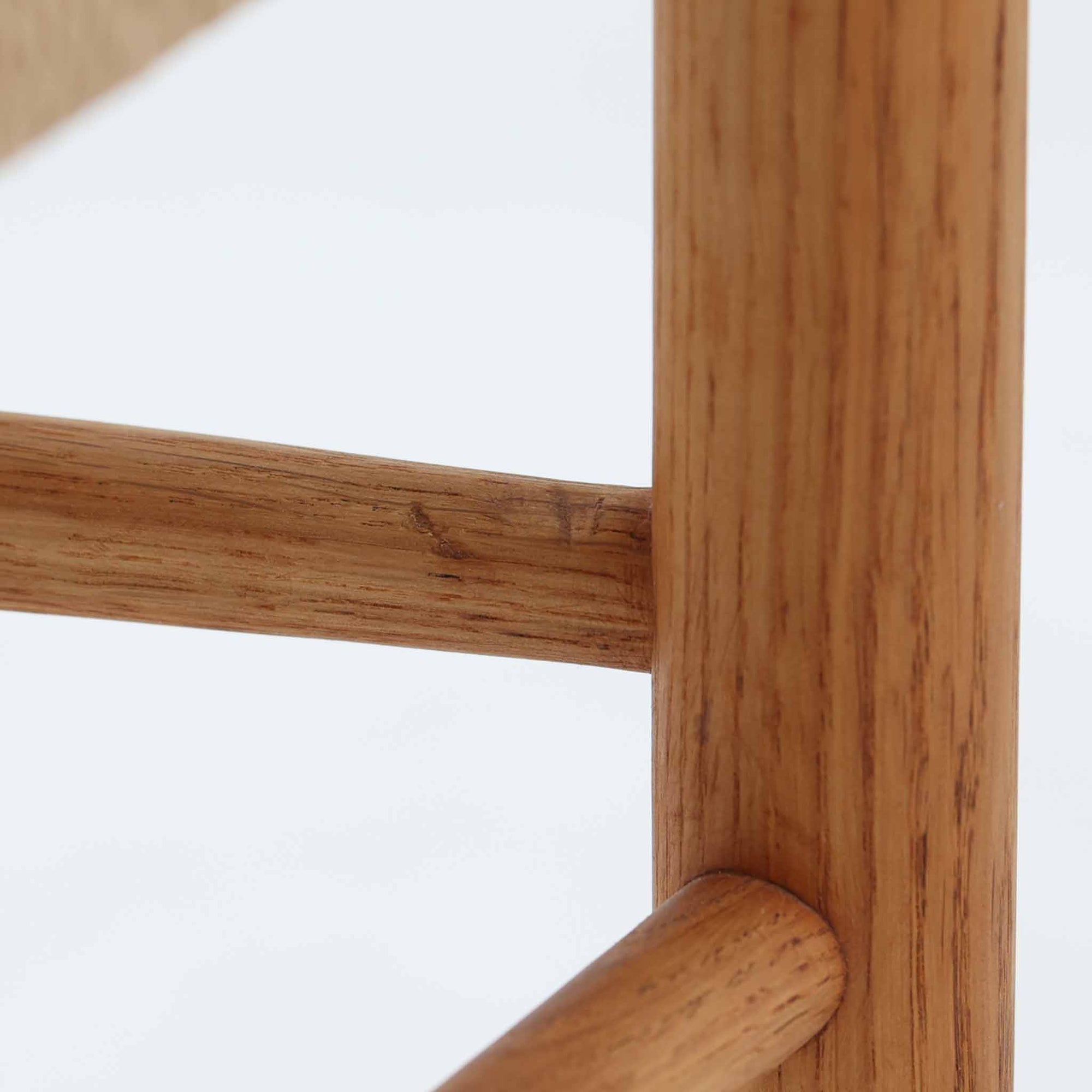 デンマークを代表するデザイナー、Borge MogensenによってFDBのためにデザインされたJ39チェアは、オーク材の丸脚と座面に丁寧に編み込まれたペーパーコードが特徴の、素朴ながらも完成度の高い北欧ビンテージチェアです。農村のキッチンチェアをルーツに持つそのデザインは、無駄を省いた潔い構造と機能美が融合し、空間に凛とした佇まいをもたらします。ダイニングはもちろん、ワークチェアやアクセントチェアとしても重宝する一脚です。