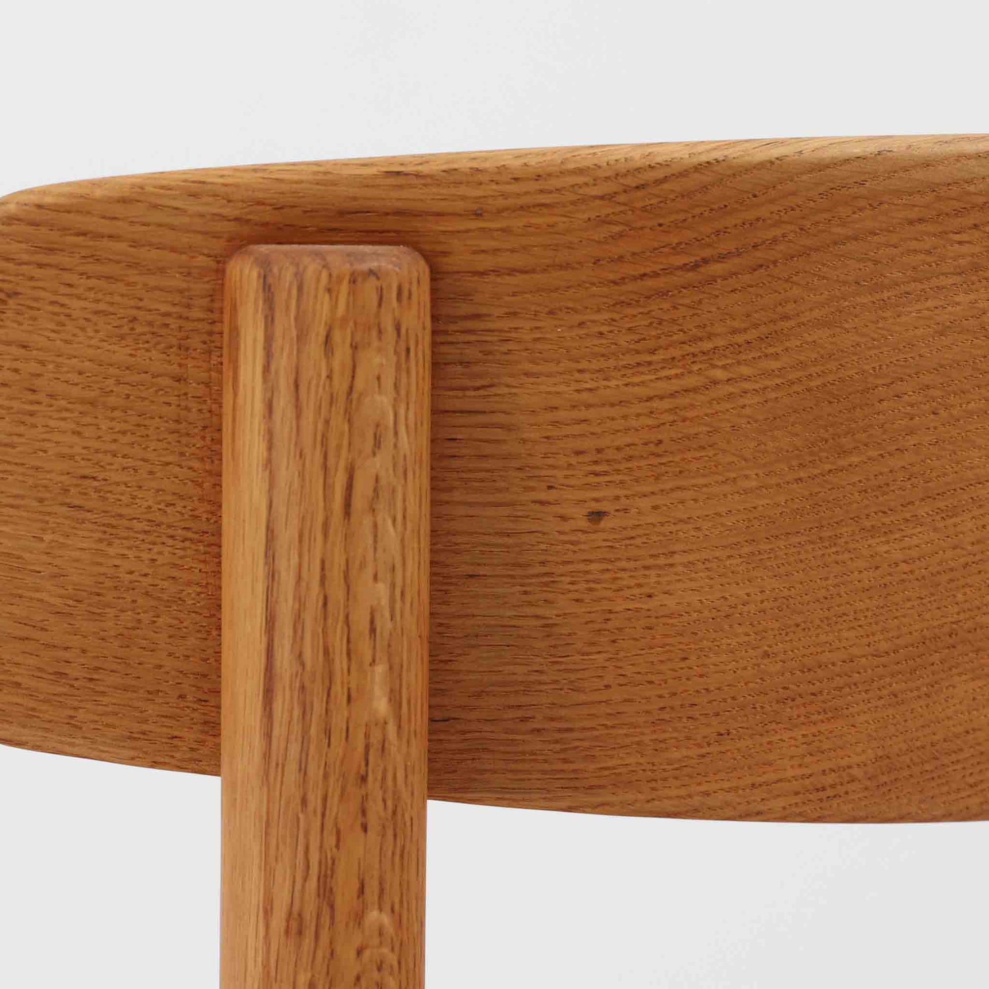 デンマークを代表するデザイナー、Borge MogensenによってFDBのためにデザインされたJ39チェアは、オーク材の丸脚と座面に丁寧に編み込まれたペーパーコードが特徴の、素朴ながらも完成度の高い北欧ビンテージチェアです。農村のキッチンチェアをルーツに持つそのデザインは、無駄を省いた潔い構造と機能美が融合し、空間に凛とした佇まいをもたらします。ダイニングはもちろん、ワークチェアやアクセントチェアとしても重宝する一脚です。