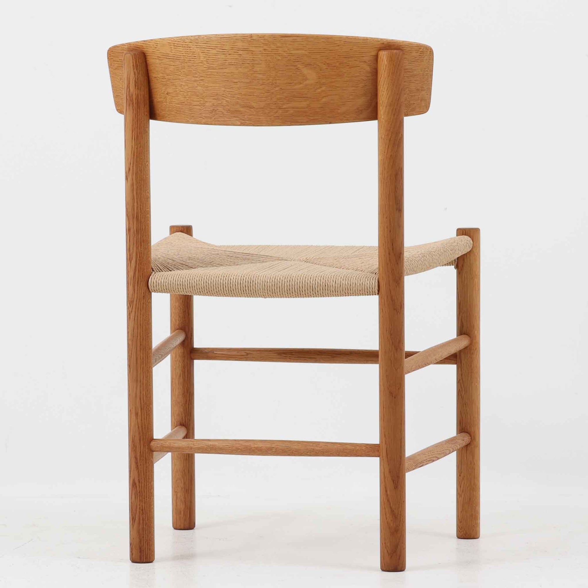 デンマークを代表するデザイナー、Borge MogensenによってFDBのためにデザインされたJ39チェアは、オーク材の丸脚と座面に丁寧に編み込まれたペーパーコードが特徴の、素朴ながらも完成度の高い北欧ビンテージチェアです。農村のキッチンチェアをルーツに持つそのデザインは、無駄を省いた潔い構造と機能美が融合し、空間に凛とした佇まいをもたらします。ダイニングはもちろん、ワークチェアやアクセントチェアとしても重宝する一脚です。