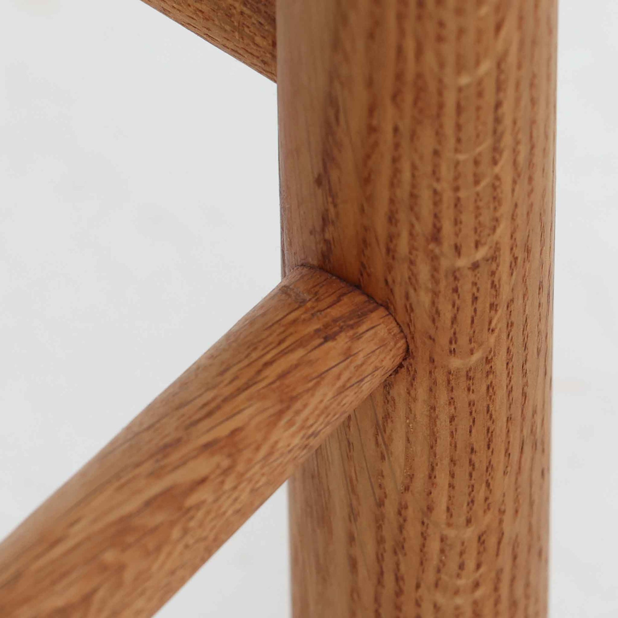 デンマークを代表するデザイナー、Borge MogensenによってFDBのためにデザインされたJ39チェアは、オーク材の丸脚と座面に丁寧に編み込まれたペーパーコードが特徴の、素朴ながらも完成度の高い北欧ビンテージチェアです。農村のキッチンチェアをルーツに持つそのデザインは、無駄を省いた潔い構造と機能美が融合し、空間に凛とした佇まいをもたらします。ダイニングはもちろん、ワークチェアやアクセントチェアとしても重宝する一脚です。