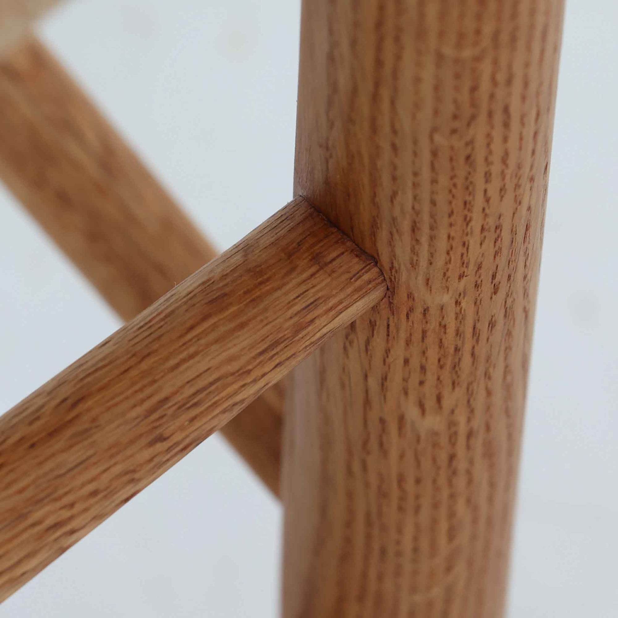 デンマークを代表するデザイナー、Borge MogensenによってFDBのためにデザインされたJ39チェアは、オーク材の丸脚と座面に丁寧に編み込まれたペーパーコードが特徴の、素朴ながらも完成度の高い北欧ビンテージチェアです。農村のキッチンチェアをルーツに持つそのデザインは、無駄を省いた潔い構造と機能美が融合し、空間に凛とした佇まいをもたらします。ダイニングはもちろん、ワークチェアやアクセントチェアとしても重宝する一脚です。