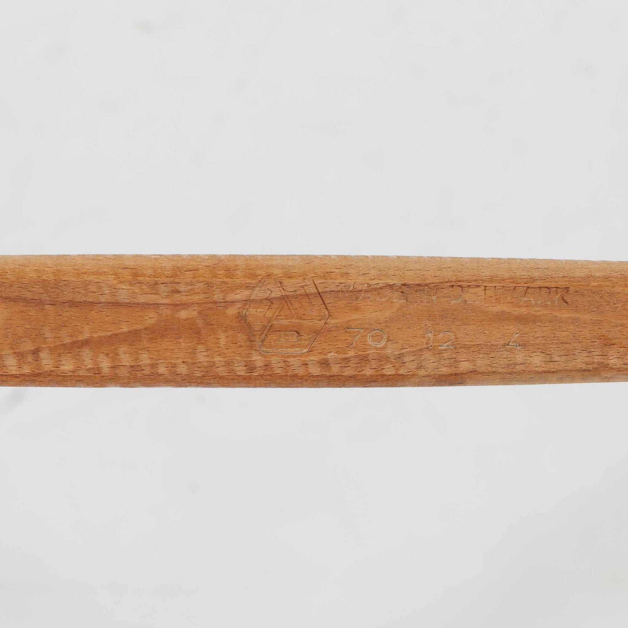 デンマークを代表するデザイナー、Borge MogensenによってFDBのためにデザインされたJ39チェアは、オーク材の丸脚と座面に丁寧に編み込まれたペーパーコードが特徴の、素朴ながらも完成度の高い北欧ビンテージチェアです。農村のキッチンチェアをルーツに持つそのデザインは、無駄を省いた潔い構造と機能美が融合し、空間に凛とした佇まいをもたらします。ダイニングはもちろん、ワークチェアやアクセントチェアとしても重宝する一脚です。