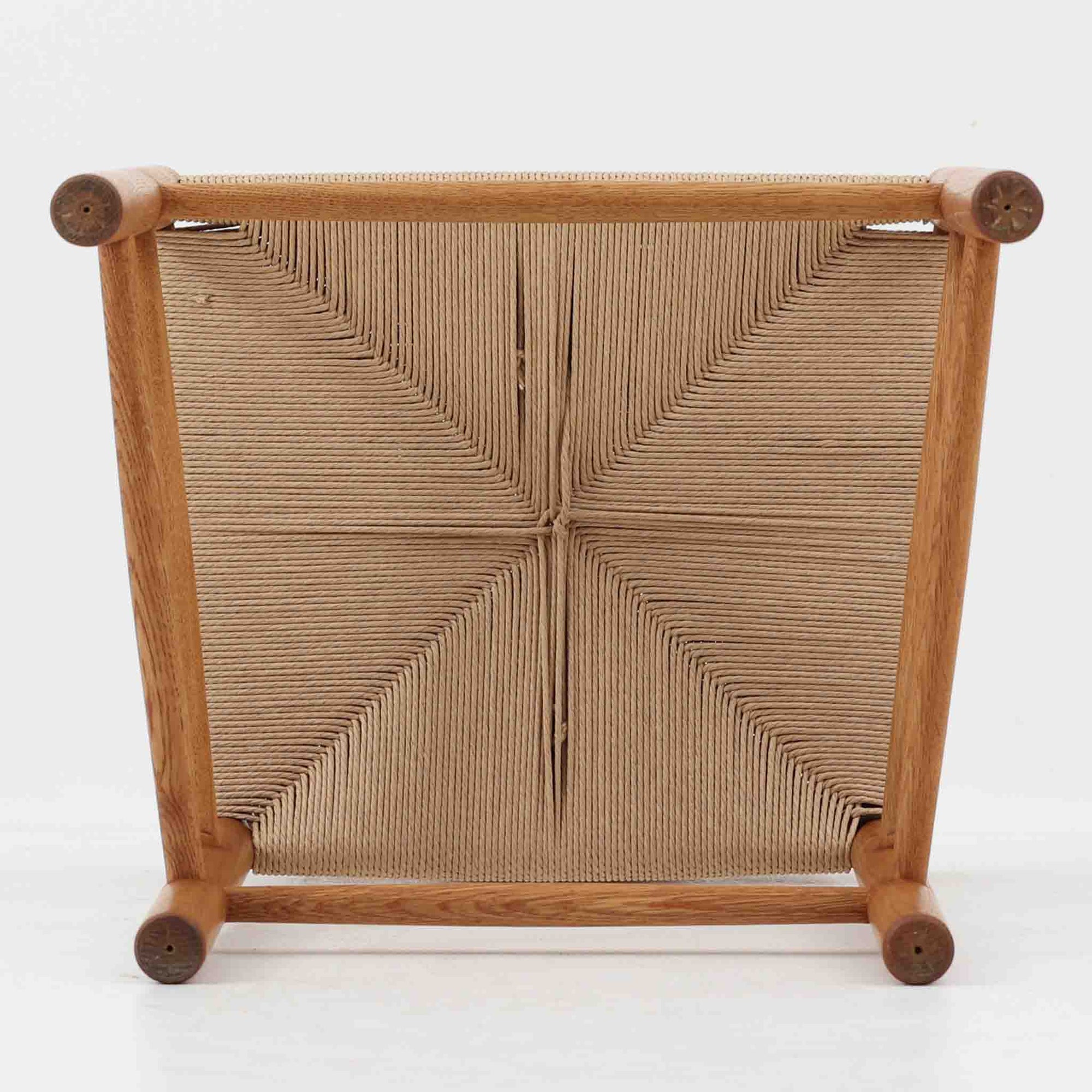 デンマークを代表するデザイナー、Borge MogensenによってFDBのためにデザインされたJ39チェアは、オーク材の丸脚と座面に丁寧に編み込まれたペーパーコードが特徴の、素朴ながらも完成度の高い北欧ビンテージチェアです。農村のキッチンチェアをルーツに持つそのデザインは、無駄を省いた潔い構造と機能美が融合し、空間に凛とした佇まいをもたらします。ダイニングはもちろん、ワークチェアやアクセントチェアとしても重宝する一脚です。