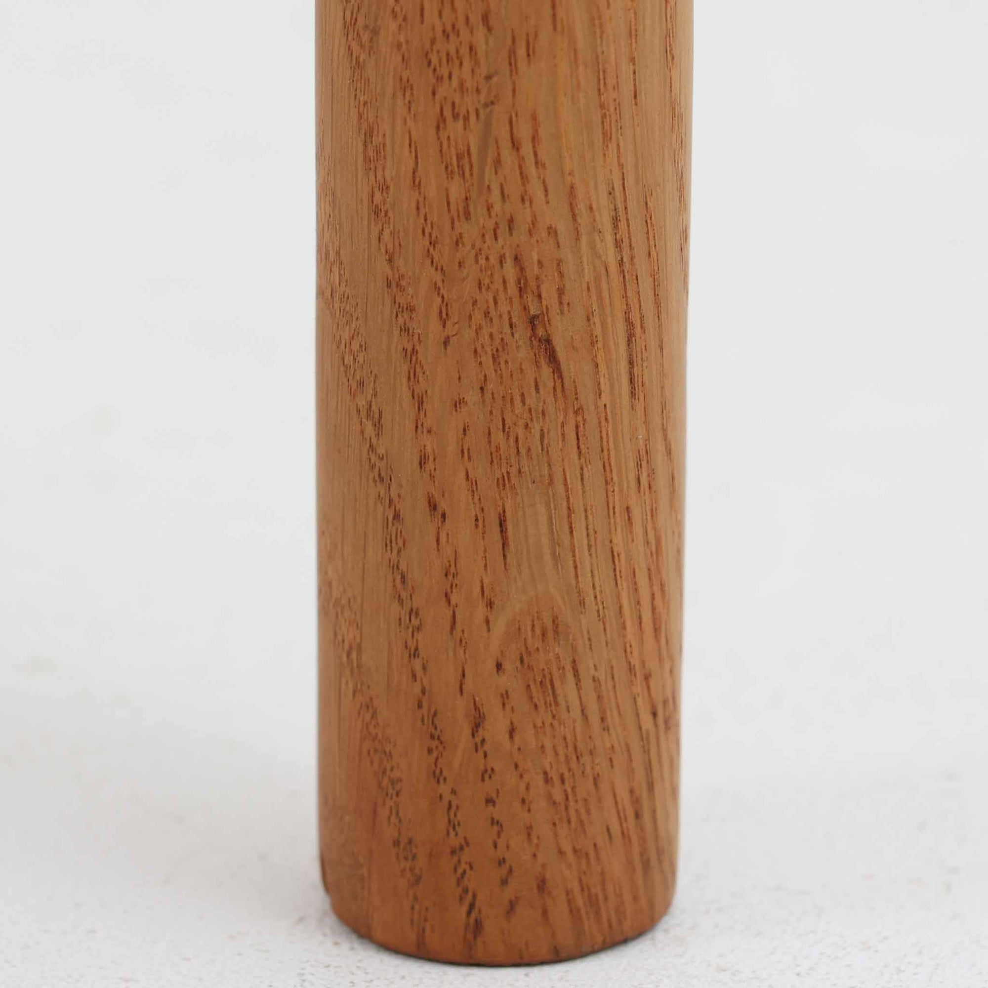 デンマークを代表するデザイナー、Borge MogensenによってFDBのためにデザインされたJ39チェアは、オーク材の丸脚と座面に丁寧に編み込まれたペーパーコードが特徴の、素朴ながらも完成度の高い北欧ビンテージチェアです。農村のキッチンチェアをルーツに持つそのデザインは、無駄を省いた潔い構造と機能美が融合し、空間に凛とした佇まいをもたらします。ダイニングはもちろん、ワークチェアやアクセントチェアとしても重宝する一脚です。