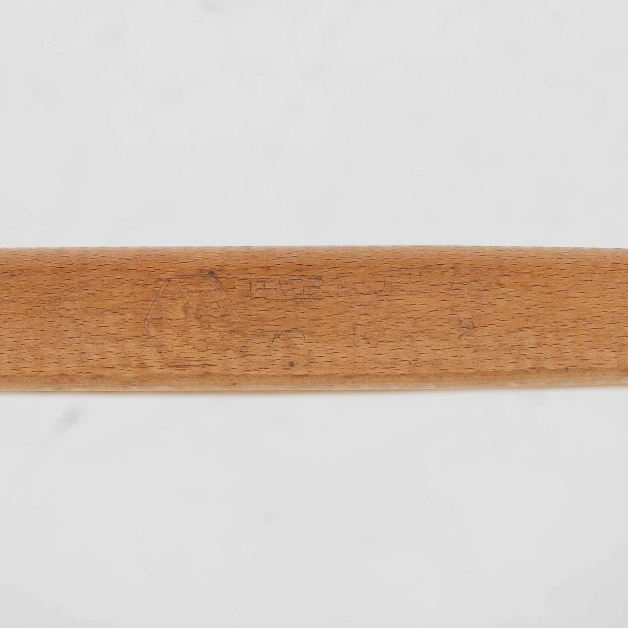 デンマークを代表するデザイナー、Borge MogensenによってFDBのためにデザインされたJ39チェアは、オーク材の丸脚と座面に丁寧に編み込まれたペーパーコードが特徴の、素朴ながらも完成度の高い北欧ビンテージチェアです。農村のキッチンチェアをルーツに持つそのデザインは、無駄を省いた潔い構造と機能美が融合し、空間に凛とした佇まいをもたらします。ダイニングはもちろん、ワークチェアやアクセントチェアとしても重宝する一脚です。