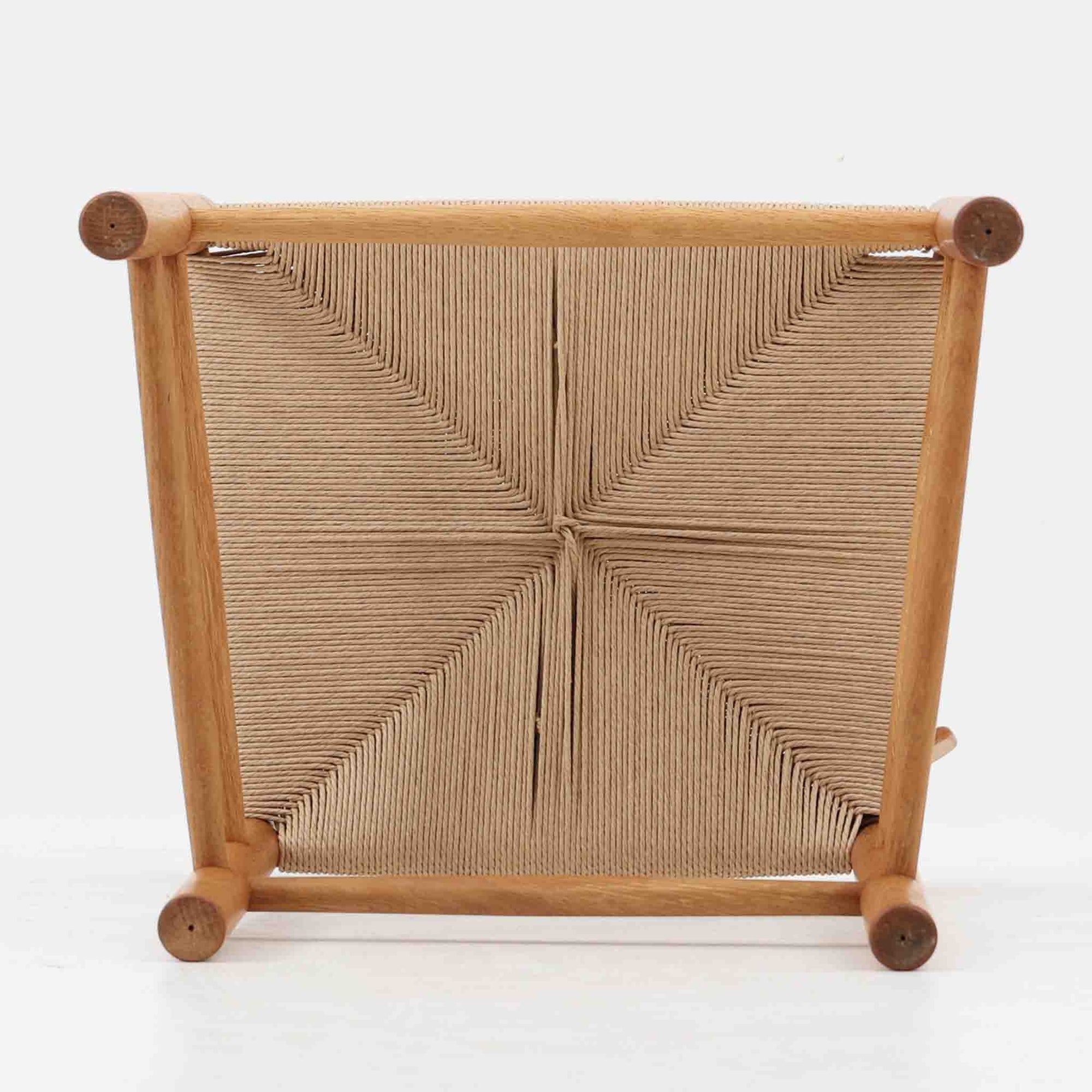 デンマークを代表するデザイナー、Borge MogensenによってFDBのためにデザインされたJ39チェアは、オーク材の丸脚と座面に丁寧に編み込まれたペーパーコードが特徴の、素朴ながらも完成度の高い北欧ビンテージチェアです。農村のキッチンチェアをルーツに持つそのデザインは、無駄を省いた潔い構造と機能美が融合し、空間に凛とした佇まいをもたらします。ダイニングはもちろん、ワークチェアやアクセントチェアとしても重宝する一脚です。