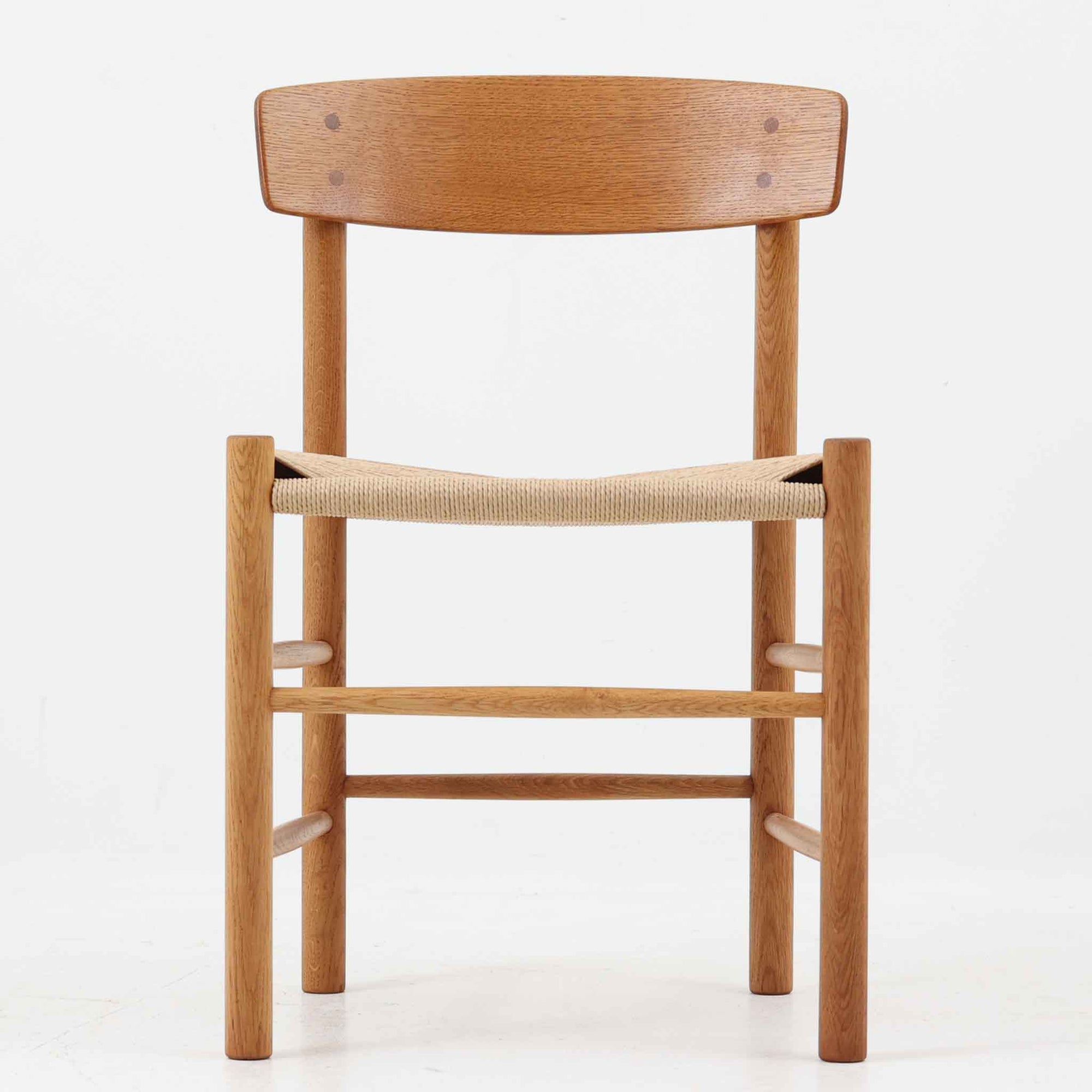 デンマークを代表するデザイナー、Borge MogensenによってFDBのためにデザインされたJ39チェアは、オーク材の丸脚と座面に丁寧に編み込まれたペーパーコードが特徴の、素朴ながらも完成度の高い北欧ビンテージチェアです。農村のキッチンチェアをルーツに持つそのデザインは、無駄を省いた潔い構造と機能美が融合し、空間に凛とした佇まいをもたらします。ダイニングはもちろん、ワークチェアやアクセントチェアとしても重宝する一脚です。