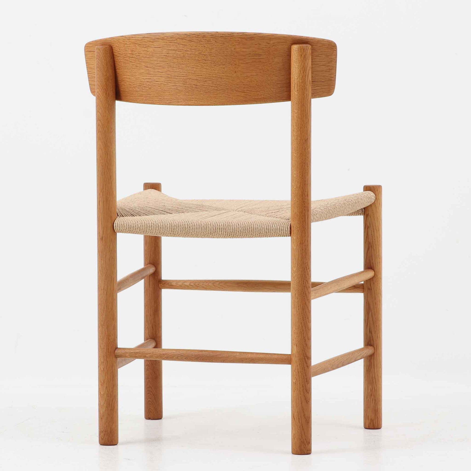 デンマークを代表するデザイナー、Borge MogensenによってFDBのためにデザインされたJ39チェアは、オーク材の丸脚と座面に丁寧に編み込まれたペーパーコードが特徴の、素朴ながらも完成度の高い北欧ビンテージチェアです。農村のキッチンチェアをルーツに持つそのデザインは、無駄を省いた潔い構造と機能美が融合し、空間に凛とした佇まいをもたらします。ダイニングはもちろん、ワークチェアやアクセントチェアとしても重宝する一脚です。