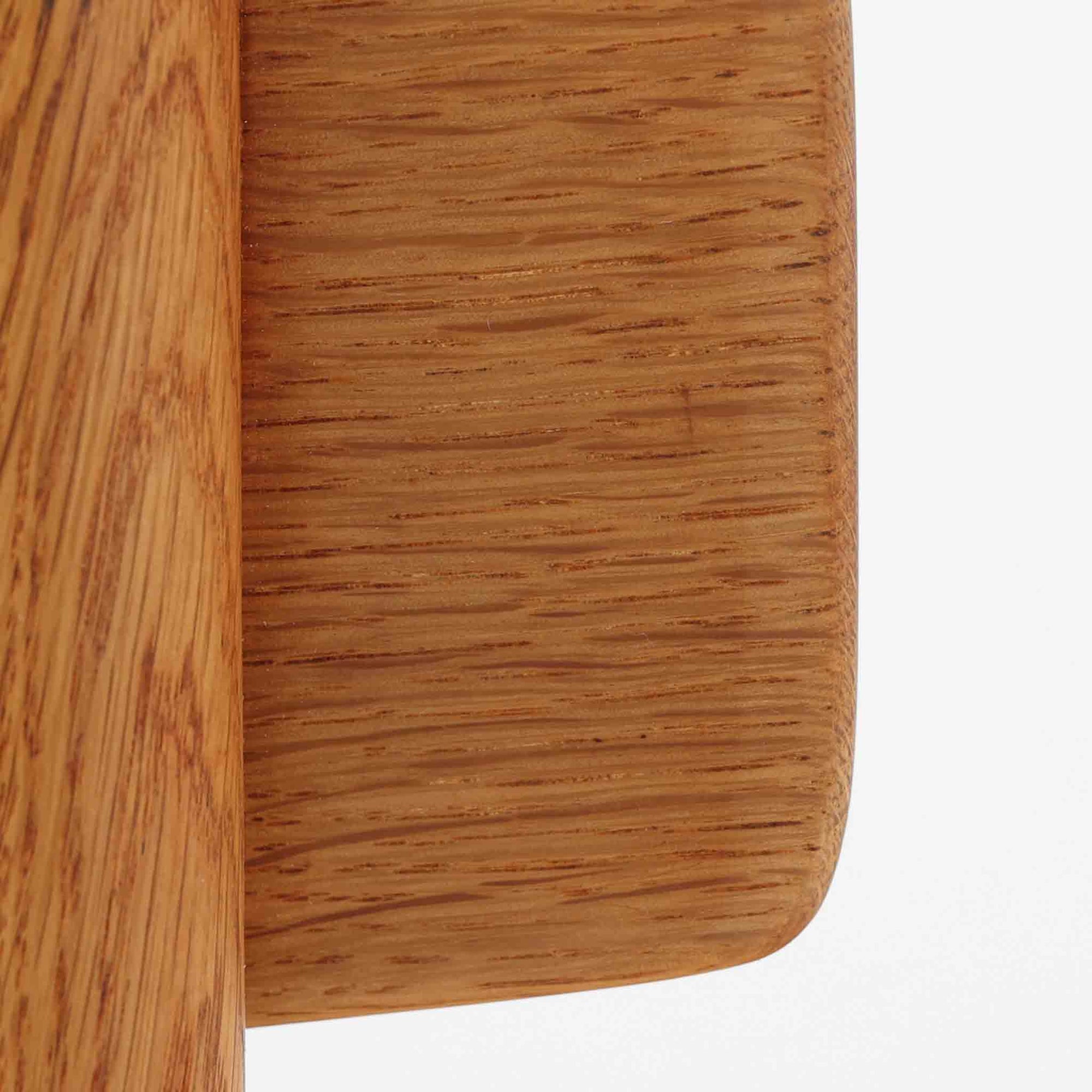 デンマークを代表するデザイナー、Borge MogensenによってFDBのためにデザインされたJ39チェアは、オーク材の丸脚と座面に丁寧に編み込まれたペーパーコードが特徴の、素朴ながらも完成度の高い北欧ビンテージチェアです。農村のキッチンチェアをルーツに持つそのデザインは、無駄を省いた潔い構造と機能美が融合し、空間に凛とした佇まいをもたらします。ダイニングはもちろん、ワークチェアやアクセントチェアとしても重宝する一脚です。