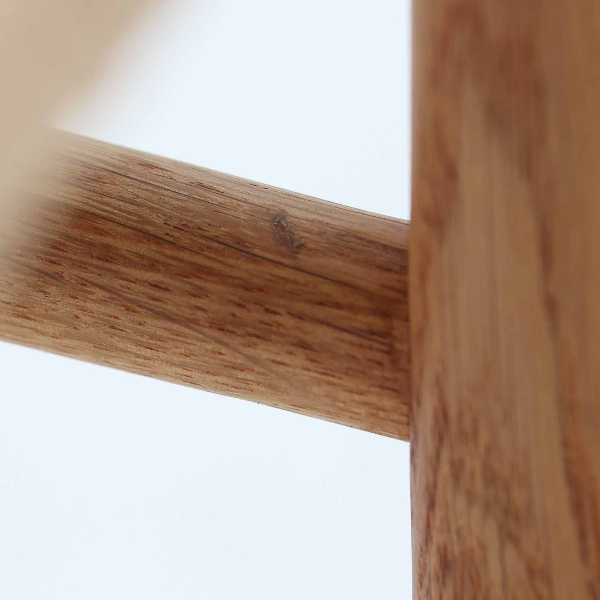 デンマークを代表するデザイナー、Borge MogensenによってFDBのためにデザインされたJ39チェアは、オーク材の丸脚と座面に丁寧に編み込まれたペーパーコードが特徴の、素朴ながらも完成度の高い北欧ビンテージチェアです。農村のキッチンチェアをルーツに持つそのデザインは、無駄を省いた潔い構造と機能美が融合し、空間に凛とした佇まいをもたらします。ダイニングはもちろん、ワークチェアやアクセントチェアとしても重宝する一脚です。