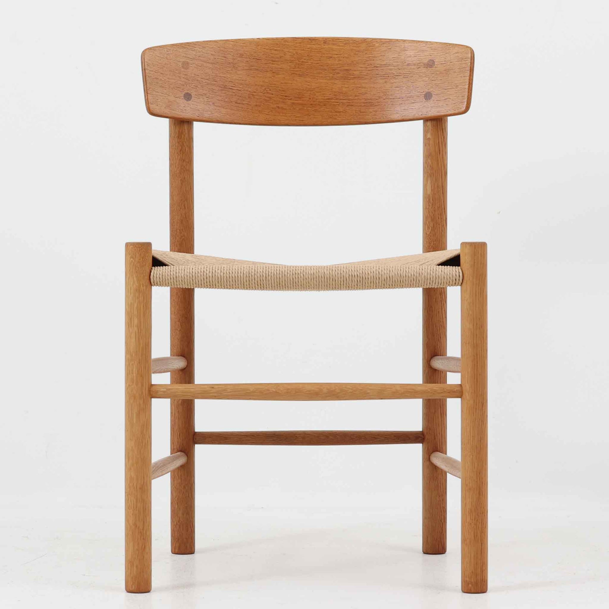 デンマークを代表するデザイナー、Borge MogensenによってFDBのためにデザインされたJ39チェアは、オーク材の丸脚と座面に丁寧に編み込まれたペーパーコードが特徴の、素朴ながらも完成度の高い北欧ビンテージチェアです。農村のキッチンチェアをルーツに持つそのデザインは、無駄を省いた潔い構造と機能美が融合し、空間に凛とした佇まいをもたらします。ダイニングはもちろん、ワークチェアやアクセントチェアとしても重宝する一脚です。