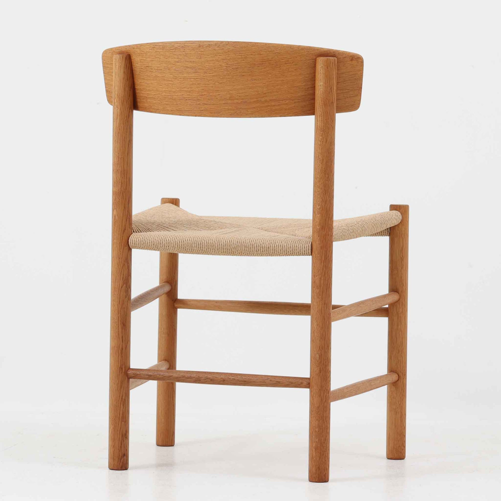 デンマークを代表するデザイナー、Borge MogensenによってFDBのためにデザインされたJ39チェアは、オーク材の丸脚と座面に丁寧に編み込まれたペーパーコードが特徴の、素朴ながらも完成度の高い北欧ビンテージチェアです。農村のキッチンチェアをルーツに持つそのデザインは、無駄を省いた潔い構造と機能美が融合し、空間に凛とした佇まいをもたらします。ダイニングはもちろん、ワークチェアやアクセントチェアとしても重宝する一脚です。