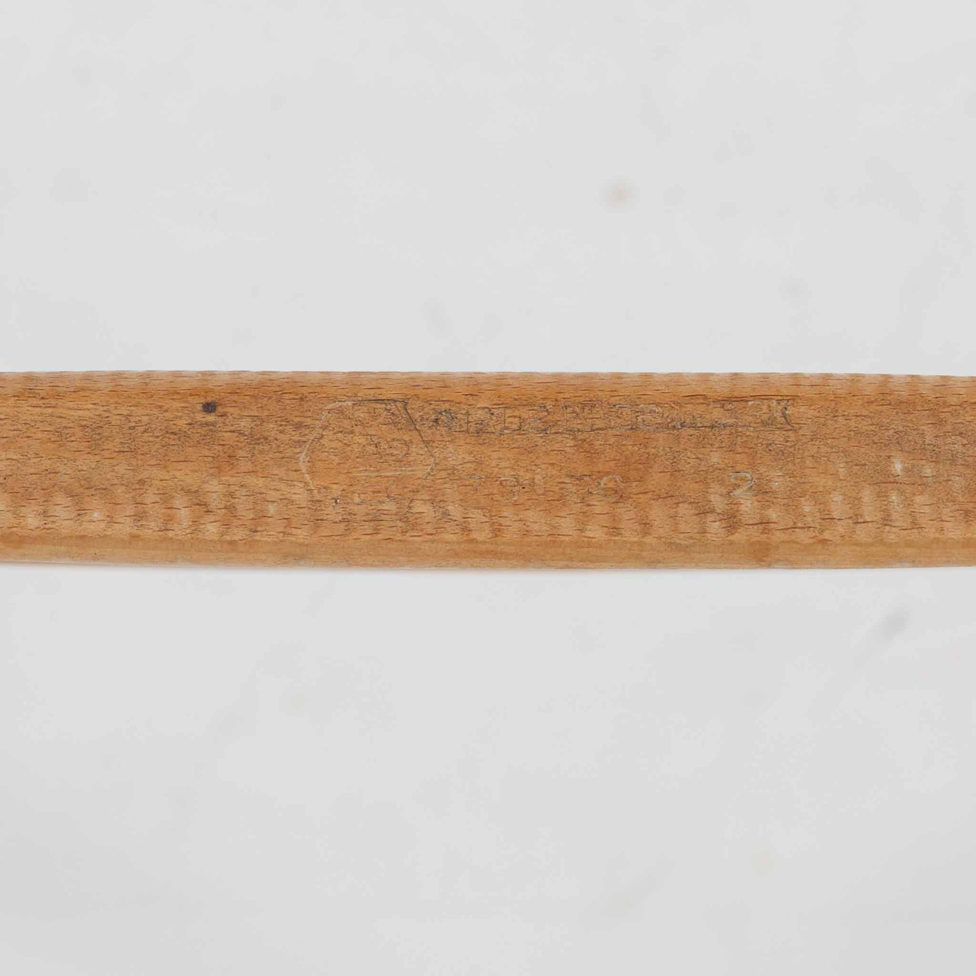 デンマークを代表するデザイナー、Borge MogensenによってFDBのためにデザインされたJ39チェアは、オーク材の丸脚と座面に丁寧に編み込まれたペーパーコードが特徴の、素朴ながらも完成度の高い北欧ビンテージチェアです。農村のキッチンチェアをルーツに持つそのデザインは、無駄を省いた潔い構造と機能美が融合し、空間に凛とした佇まいをもたらします。ダイニングはもちろん、ワークチェアやアクセントチェアとしても重宝する一脚です。