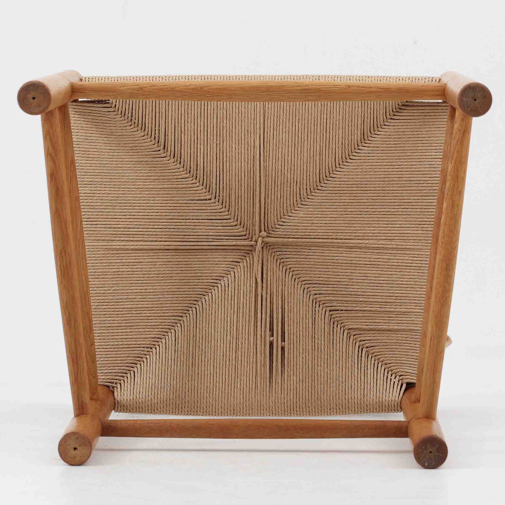 デンマークを代表するデザイナー、Borge MogensenによってFDBのためにデザインされたJ39チェアは、オーク材の丸脚と座面に丁寧に編み込まれたペーパーコードが特徴の、素朴ながらも完成度の高い北欧ビンテージチェアです。農村のキッチンチェアをルーツに持つそのデザインは、無駄を省いた潔い構造と機能美が融合し、空間に凛とした佇まいをもたらします。ダイニングはもちろん、ワークチェアやアクセントチェアとしても重宝する一脚です。