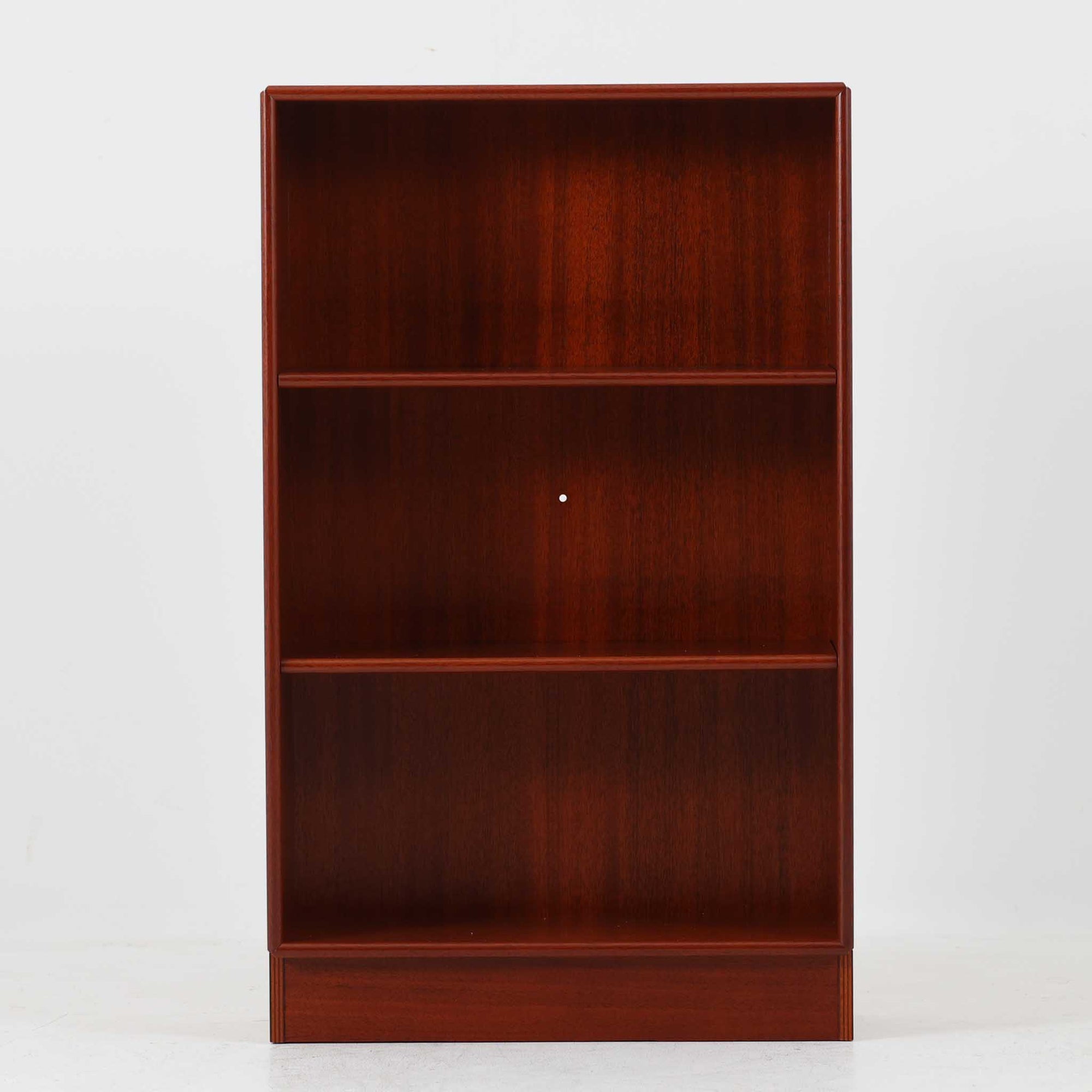 温かみのある色合いが美しいマホガニー材を用いたこちらのブックシェルフは、幅47cmのコンパクトなサイズ感が魅力の北欧ビンテージ品です。棚板は高さ調整が可能で、書籍や小物を効率よく収納できる実用性の高い設計となっています。丸みを帯びた縁の仕上げや、すっきりとしたシンプルな佇まいが上品で、リビングやベッドサイドのサブ収納としても活躍します。経年により深まった木肌の風合いも、一点物ならではの味わいです。