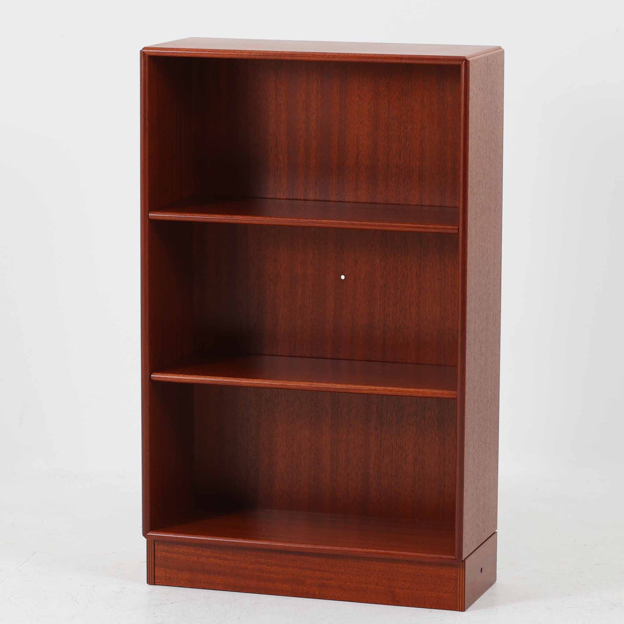 温かみのある色合いが美しいマホガニー材を用いたこちらのブックシェルフは、幅47cmのコンパクトなサイズ感が魅力の北欧ビンテージ品です。棚板は高さ調整が可能で、書籍や小物を効率よく収納できる実用性の高い設計となっています。丸みを帯びた縁の仕上げや、すっきりとしたシンプルな佇まいが上品で、リビングやベッドサイドのサブ収納としても活躍します。経年により深まった木肌の風合いも、一点物ならではの味わいです。