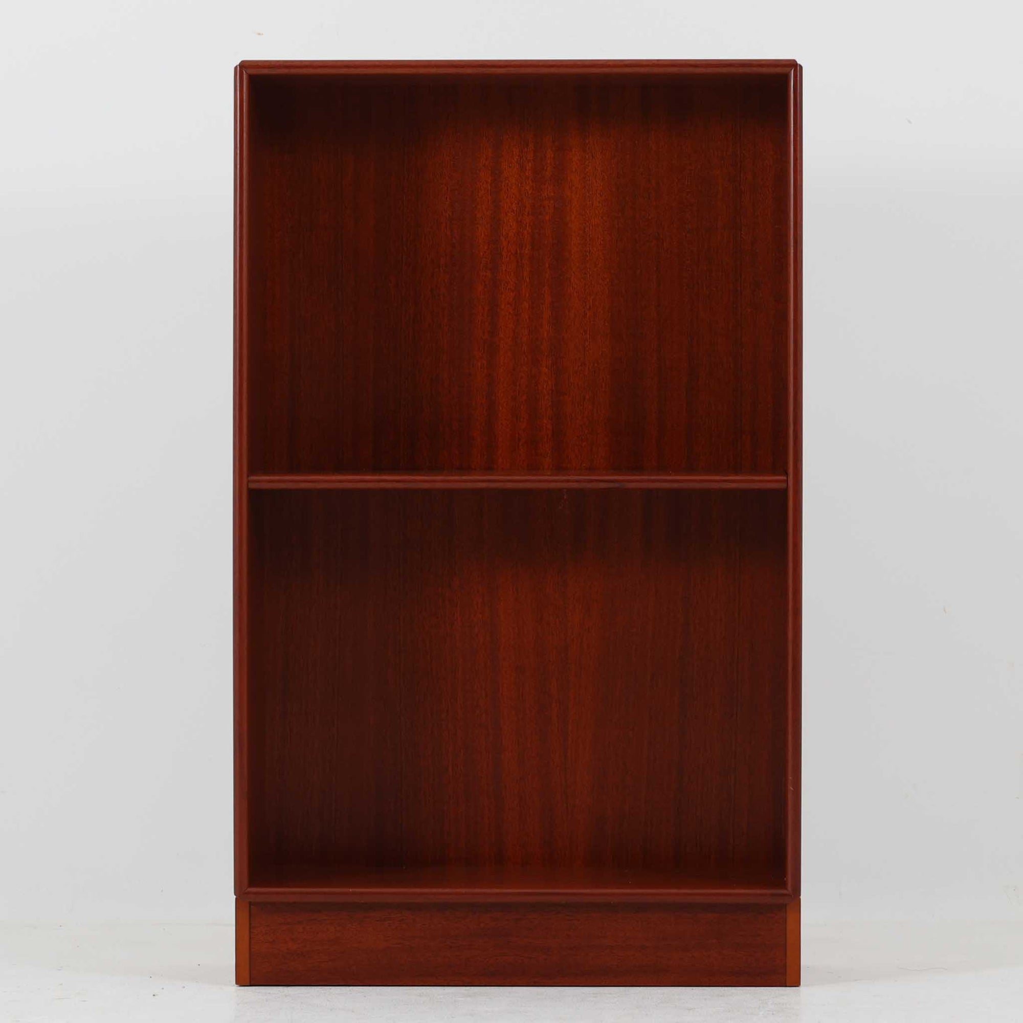 温かみのある色合いが美しいマホガニー材を用いたこちらのブックシェルフは、幅47cmのコンパクトなサイズ感が魅力の北欧ビンテージ品です。棚板は高さ調整が可能で、書籍や小物を効率よく収納できる実用性の高い設計となっています。丸みを帯びた縁の仕上げや、すっきりとしたシンプルな佇まいが上品で、リビングやベッドサイドのサブ収納としても活躍します。経年により深まった木肌の風合いも、一点物ならではの味わいです。