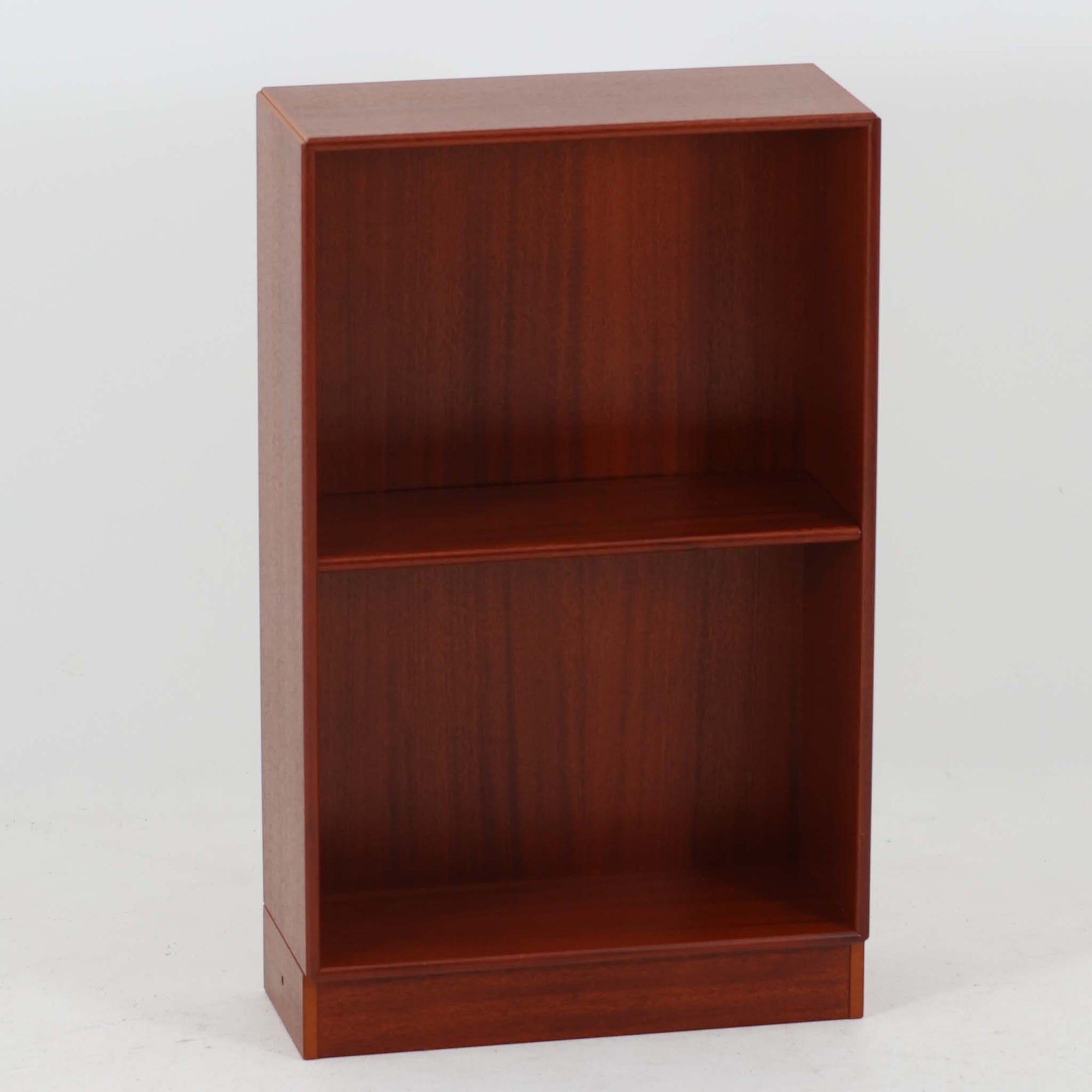 温かみのある色合いが美しいマホガニー材を用いたこちらのブックシェルフは、幅47cmのコンパクトなサイズ感が魅力の北欧ビンテージ品です。棚板は高さ調整が可能で、書籍や小物を効率よく収納できる実用性の高い設計となっています。丸みを帯びた縁の仕上げや、すっきりとしたシンプルな佇まいが上品で、リビングやベッドサイドのサブ収納としても活躍します。経年により深まった木肌の風合いも、一点物ならではの味わいです。