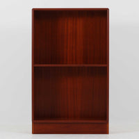 温かみのある色合いが美しいマホガニー材を用いたこちらのブックシェルフは、幅47cmのコンパクトなサイズ感が魅力の北欧ビンテージ品です。棚板は高さ調整が可能で、書籍や小物を効率よく収納できる実用性の高い設計となっています。丸みを帯びた縁の仕上げや、すっきりとしたシンプルな佇まいが上品で、リビングやベッドサイドのサブ収納としても活躍します。経年により深まった木肌の風合いも、一点物ならではの味わいです。