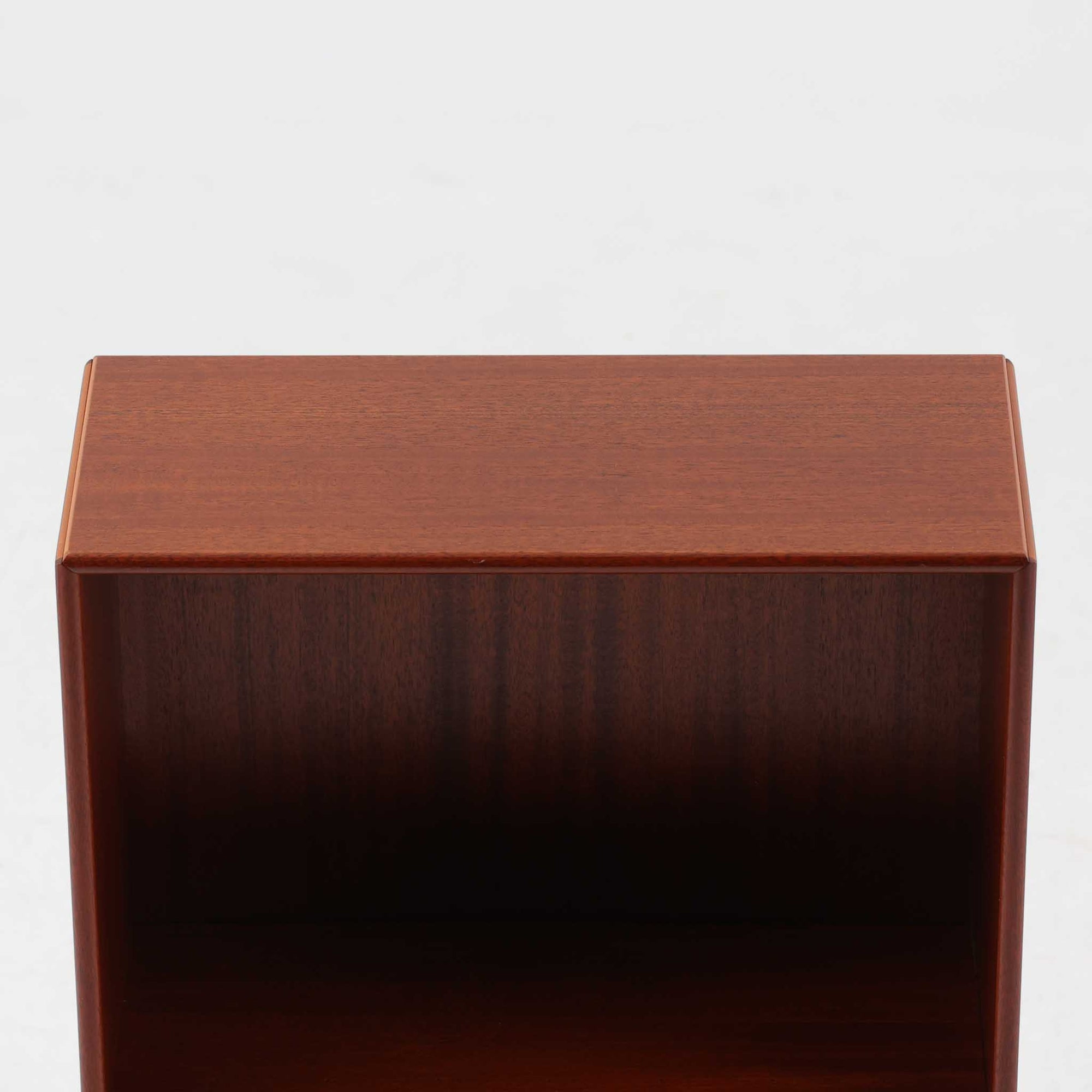 温かみのある色合いが美しいマホガニー材を用いたこちらのブックシェルフは、幅47cmのコンパクトなサイズ感が魅力の北欧ビンテージ品です。棚板は高さ調整が可能で、書籍や小物を効率よく収納できる実用性の高い設計となっています。丸みを帯びた縁の仕上げや、すっきりとしたシンプルな佇まいが上品で、リビングやベッドサイドのサブ収納としても活躍します。経年により深まった木肌の風合いも、一点物ならではの味わいです。