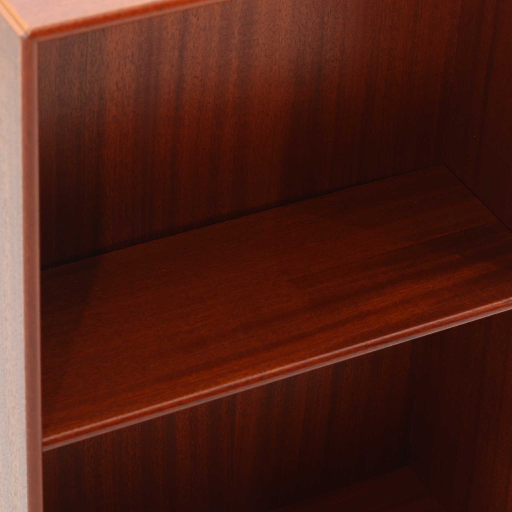 温かみのある色合いが美しいマホガニー材を用いたこちらのブックシェルフは、幅47cmのコンパクトなサイズ感が魅力の北欧ビンテージ品です。棚板は高さ調整が可能で、書籍や小物を効率よく収納できる実用性の高い設計となっています。丸みを帯びた縁の仕上げや、すっきりとしたシンプルな佇まいが上品で、リビングやベッドサイドのサブ収納としても活躍します。経年により深まった木肌の風合いも、一点物ならではの味わいです。