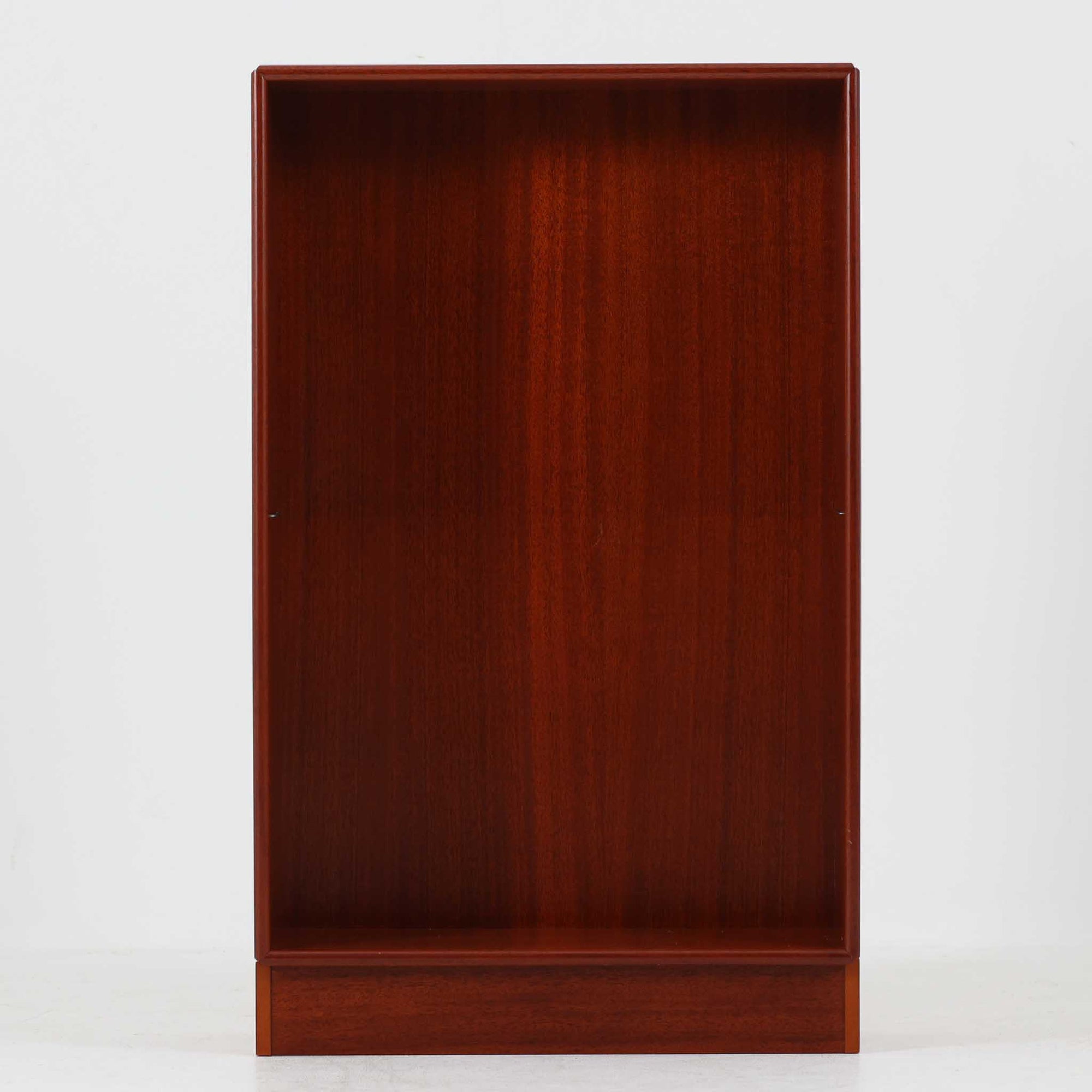 温かみのある色合いが美しいマホガニー材を用いたこちらのブックシェルフは、幅47cmのコンパクトなサイズ感が魅力の北欧ビンテージ品です。棚板は高さ調整が可能で、書籍や小物を効率よく収納できる実用性の高い設計となっています。丸みを帯びた縁の仕上げや、すっきりとしたシンプルな佇まいが上品で、リビングやベッドサイドのサブ収納としても活躍します。経年により深まった木肌の風合いも、一点物ならではの味わいです。