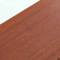 温かみのある色合いが美しいマホガニー材を用いたこちらのブックシェルフは、幅47cmのコンパクトなサイズ感が魅力の北欧ビンテージ品です。棚板は高さ調整が可能で、書籍や小物を効率よく収納できる実用性の高い設計となっています。丸みを帯びた縁の仕上げや、すっきりとしたシンプルな佇まいが上品で、リビングやベッドサイドのサブ収納としても活躍します。経年により深まった木肌の風合いも、一点物ならではの味わいです。