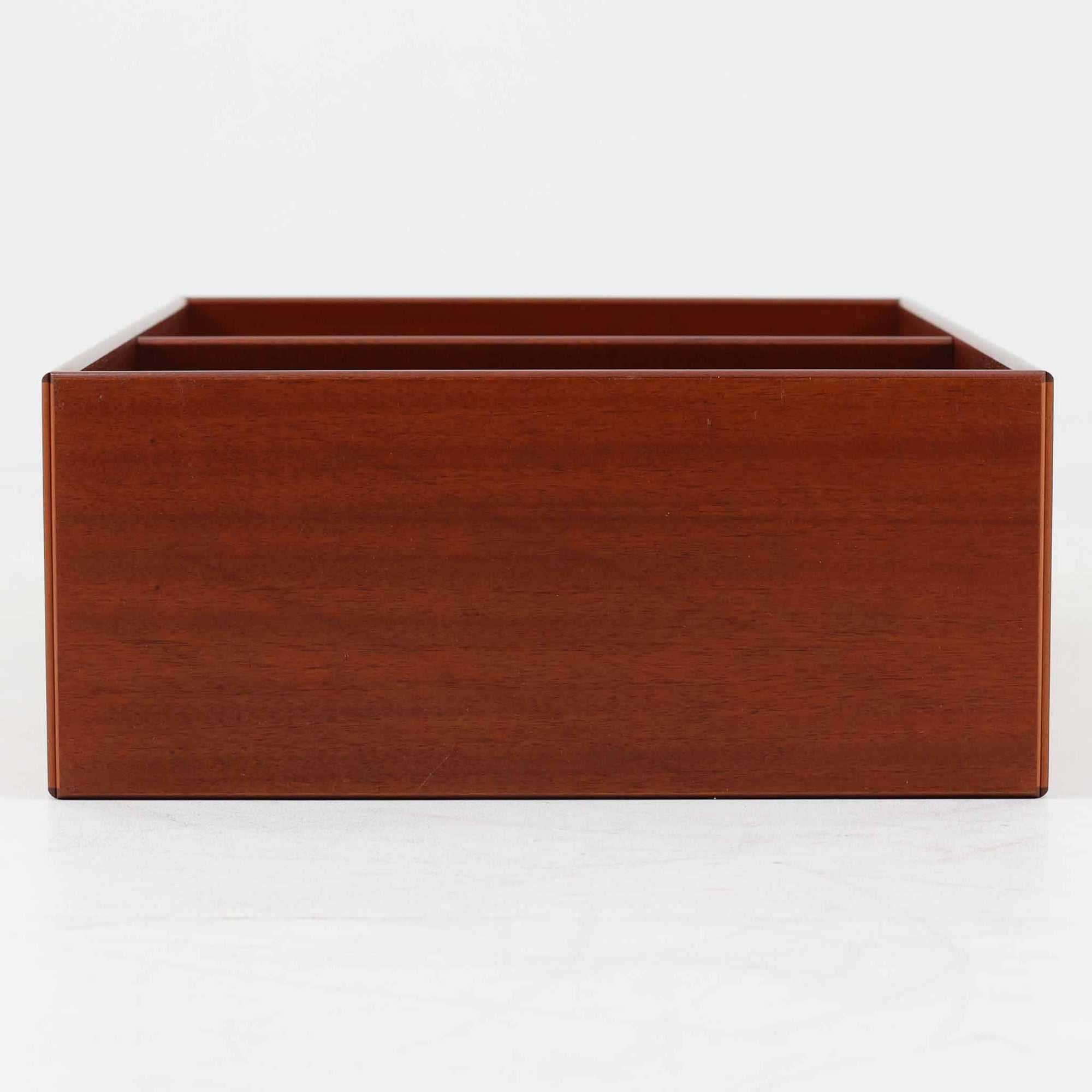 温かみのある色合いが美しいマホガニー材を用いたこちらのブックシェルフは、幅47cmのコンパクトなサイズ感が魅力の北欧ビンテージ品です。棚板は高さ調整が可能で、書籍や小物を効率よく収納できる実用性の高い設計となっています。丸みを帯びた縁の仕上げや、すっきりとしたシンプルな佇まいが上品で、リビングやベッドサイドのサブ収納としても活躍します。経年により深まった木肌の風合いも、一点物ならではの味わいです。