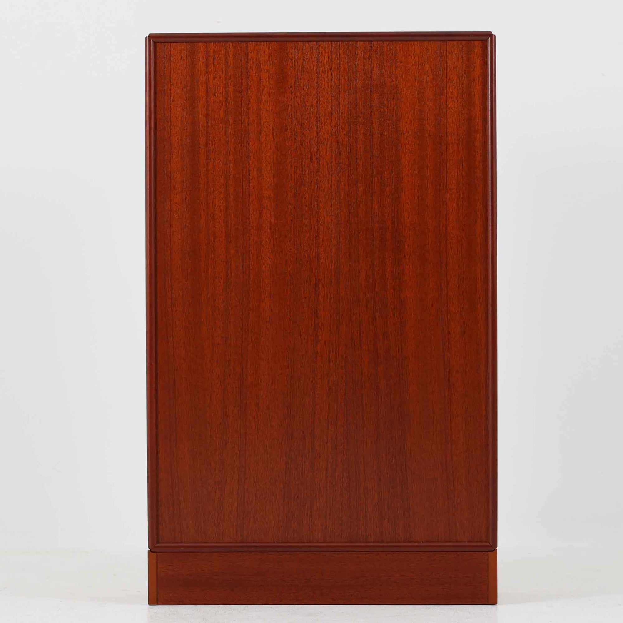 温かみのある色合いが美しいマホガニー材を用いたこちらのブックシェルフは、幅47cmのコンパクトなサイズ感が魅力の北欧ビンテージ品です。棚板は高さ調整が可能で、書籍や小物を効率よく収納できる実用性の高い設計となっています。丸みを帯びた縁の仕上げや、すっきりとしたシンプルな佇まいが上品で、リビングやベッドサイドのサブ収納としても活躍します。経年により深まった木肌の風合いも、一点物ならではの味わいです。