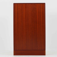 温かみのある色合いが美しいマホガニー材を用いたこちらのブックシェルフは、幅47cmのコンパクトなサイズ感が魅力の北欧ビンテージ品です。棚板は高さ調整が可能で、書籍や小物を効率よく収納できる実用性の高い設計となっています。丸みを帯びた縁の仕上げや、すっきりとしたシンプルな佇まいが上品で、リビングやベッドサイドのサブ収納としても活躍します。経年により深まった木肌の風合いも、一点物ならではの味わいです。