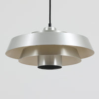 Jo Hammerborgがデザインし、Fog & Morup社から発表されたペンダントライト「Nova」です。アルミを用いた精緻なシェード構造が特徴で、直径40cmのサイズはダイニングやリビングの照明に適しています。重なり合うシェードが光を柔らかく拡散し、眩しさを抑えながら温かみのある空間を演出。シルバーの質感と洗練されたフォルムは、モダンでありながら北欧デザインらしい静かな存在感を放ちます。ビンテージならではの希少性に加え、素材の経年変化が加わることで、光とともに独特の風合いを楽しめる逸品です。