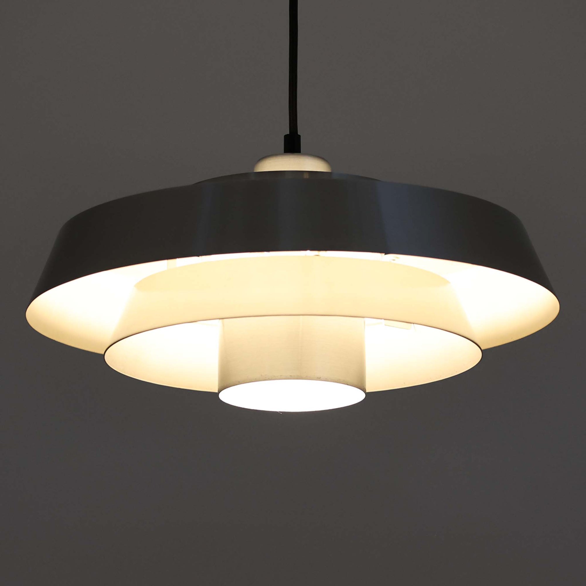 Jo Hammerborgがデザインし、Fog &amp; Morup社から発表されたペンダントライト「Nova」です。アルミを用いた精緻なシェード構造が特徴で、直径40cmのサイズはダイニングやリビングの照明に適しています。重なり合うシェードが光を柔らかく拡散し、眩しさを抑えながら温かみのある空間を演出。シルバーの質感と洗練されたフォルムは、モダンでありながら北欧デザインらしい静かな存在感を放ちます。ビンテージならではの希少性に加え、素材の経年変化が加わることで、光とともに独特の風合いを楽しめる逸品です。