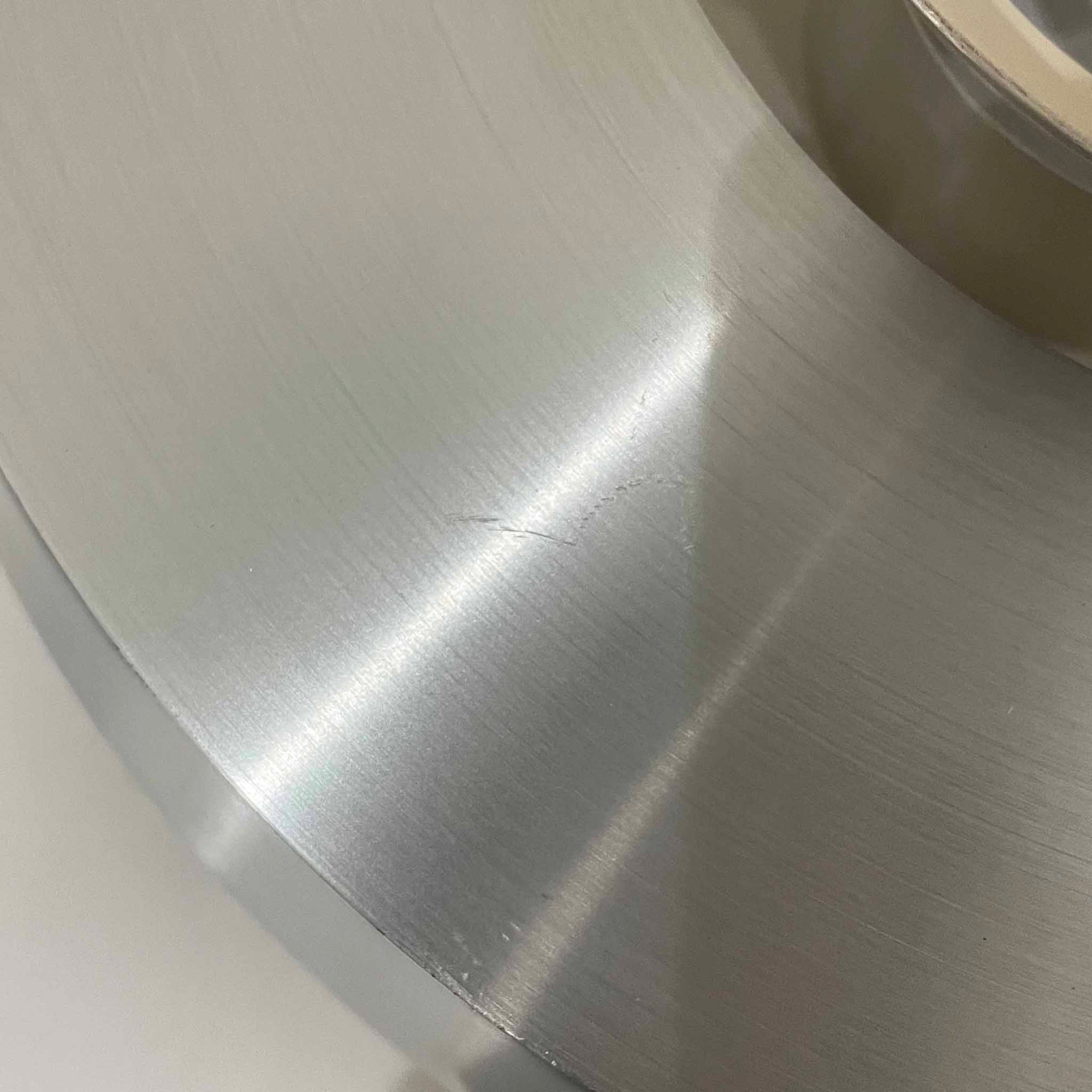 Jo Hammerborgがデザインし、Fog &amp; Morup社から発表されたペンダントライト「Nova」です。アルミを用いた精緻なシェード構造が特徴で、直径40cmのサイズはダイニングやリビングの照明に適しています。重なり合うシェードが光を柔らかく拡散し、眩しさを抑えながら温かみのある空間を演出。シルバーの質感と洗練されたフォルムは、モダンでありながら北欧デザインらしい静かな存在感を放ちます。ビンテージならではの希少性に加え、素材の経年変化が加わることで、光とともに独特の風合いを楽しめる逸品です。