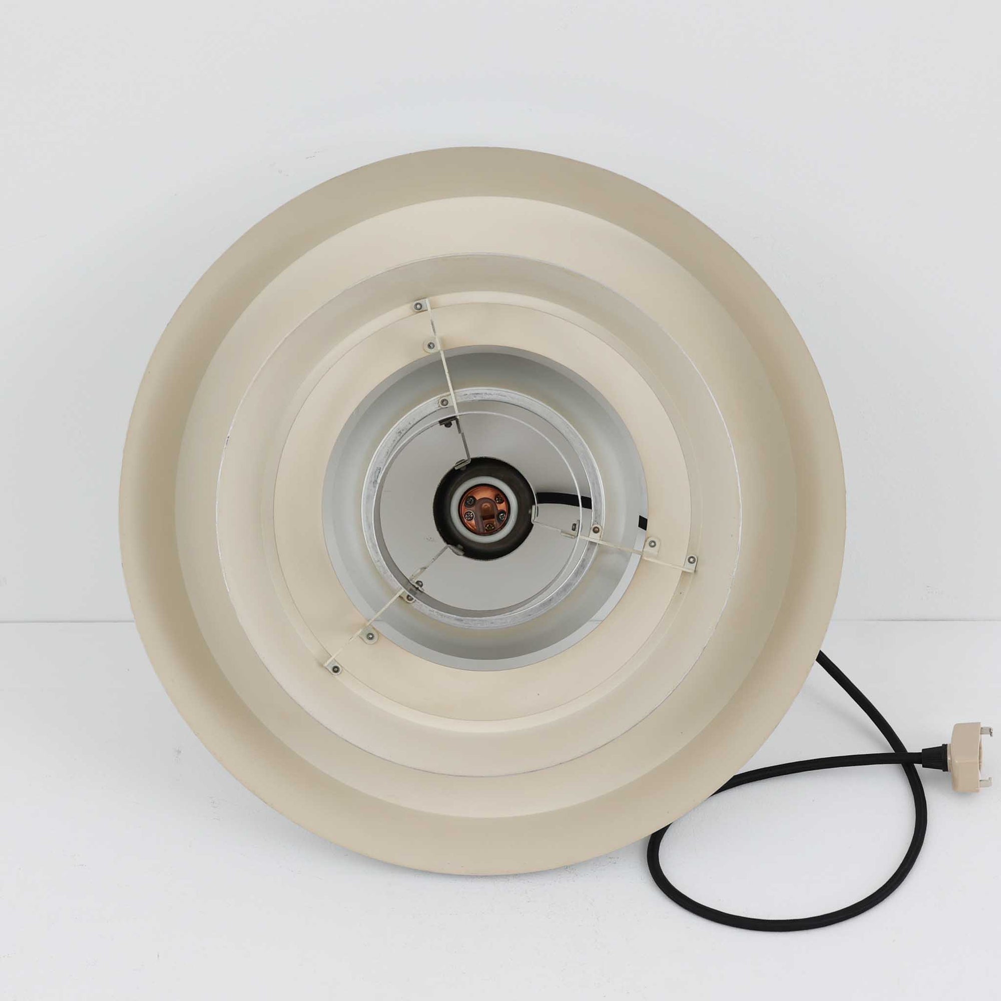 Jo Hammerborgがデザインし、Fog &amp; Morup社から発表されたペンダントライト「Nova」です。アルミを用いた精緻なシェード構造が特徴で、直径40cmのサイズはダイニングやリビングの照明に適しています。重なり合うシェードが光を柔らかく拡散し、眩しさを抑えながら温かみのある空間を演出。シルバーの質感と洗練されたフォルムは、モダンでありながら北欧デザインらしい静かな存在感を放ちます。ビンテージならではの希少性に加え、素材の経年変化が加わることで、光とともに独特の風合いを楽しめる逸品です。