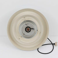 Jo Hammerborgがデザインし、Fog & Morup社から発表されたペンダントライト「Nova」です。アルミを用いた精緻なシェード構造が特徴で、直径40cmのサイズはダイニングやリビングの照明に適しています。重なり合うシェードが光を柔らかく拡散し、眩しさを抑えながら温かみのある空間を演出。シルバーの質感と洗練されたフォルムは、モダンでありながら北欧デザインらしい静かな存在感を放ちます。ビンテージならではの希少性に加え、素材の経年変化が加わることで、光とともに独特の風合いを楽しめる逸品です。