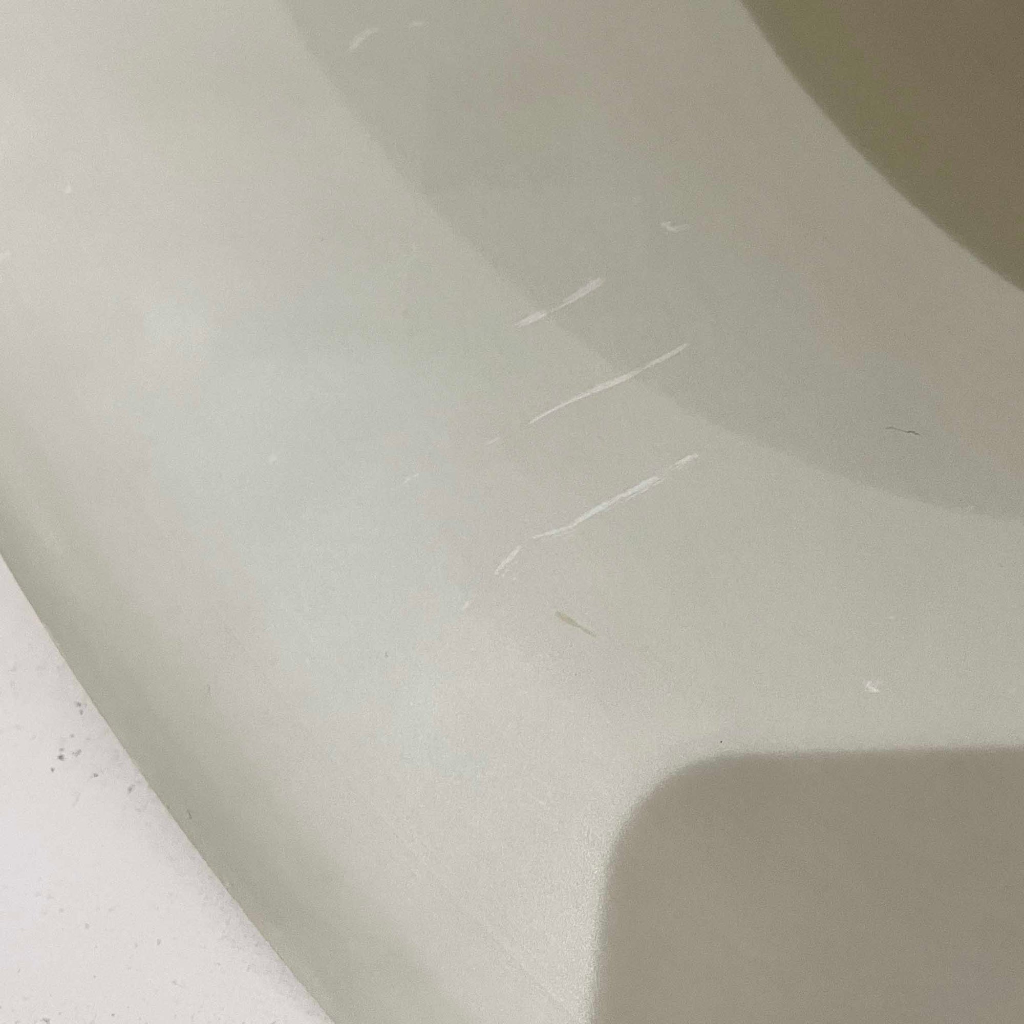 Svend Middelboeがデザインし、Nordisk Solar社より発表されたペンダントライト「Auditorie」です。直径49cmの大ぶりなサイズと、アルミ素材に施された美しい真鍮色の仕上げが特徴で、点灯時には下方向に効率よく光を届けつつ、柔らかく反射する光が空間を上品に彩ります。大胆なフォルムながらもバランスの取れたデザインは、1960年代北欧モダンのエッセンスを凝縮しており、ダイニングやリビングの主照明として存在感を放ちます。経年により深みを増した表情はビンテージならではの魅力で、機能性と美しさを兼ね備えた希少な一灯です。