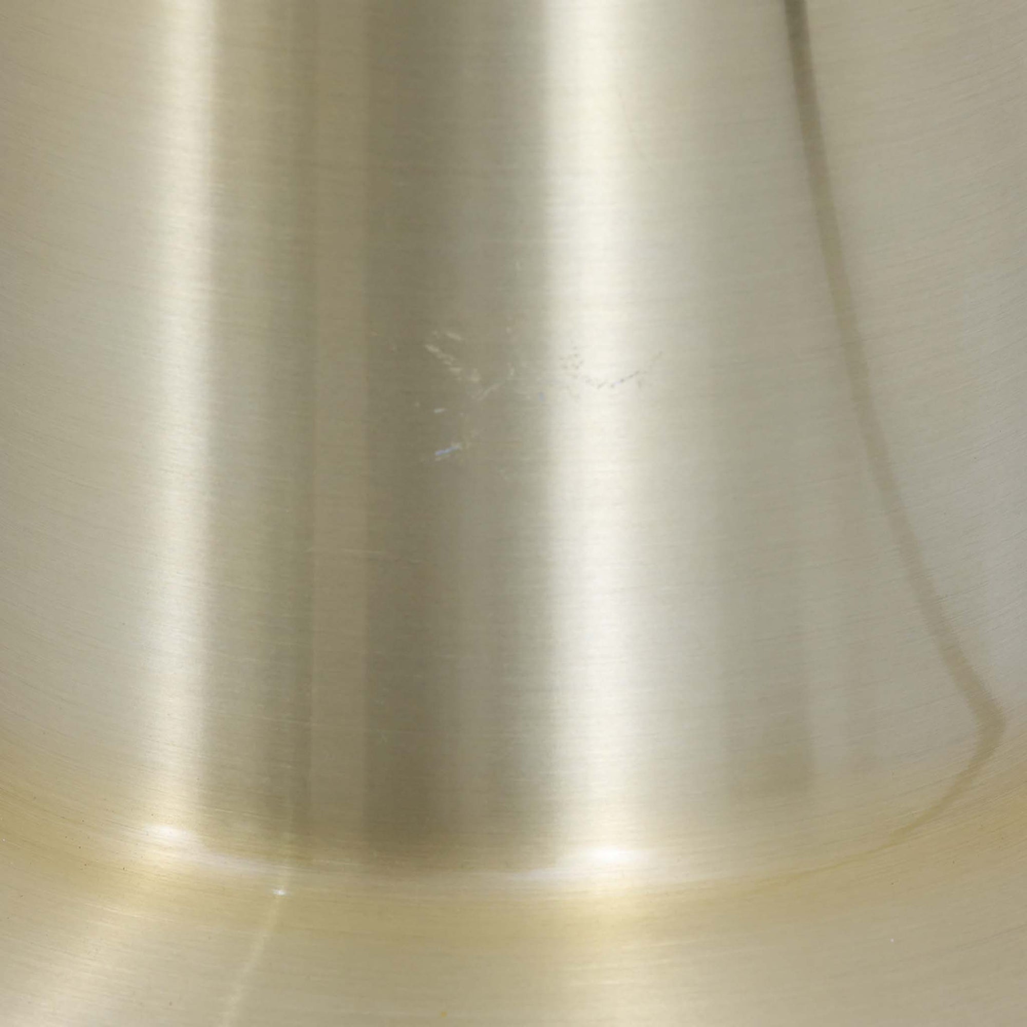 Svend Middelboeがデザインし、Nordisk Solar社より発表されたペンダントライト「Auditorie」です。直径49cmの大ぶりなサイズと、アルミ素材に施された美しい真鍮色の仕上げが特徴で、点灯時には下方向に効率よく光を届けつつ、柔らかく反射する光が空間を上品に彩ります。大胆なフォルムながらもバランスの取れたデザインは、1960年代北欧モダンのエッセンスを凝縮しており、ダイニングやリビングの主照明として存在感を放ちます。経年により深みを増した表情はビンテージならではの魅力で、機能性と美しさを兼ね備えた希少な一灯です。