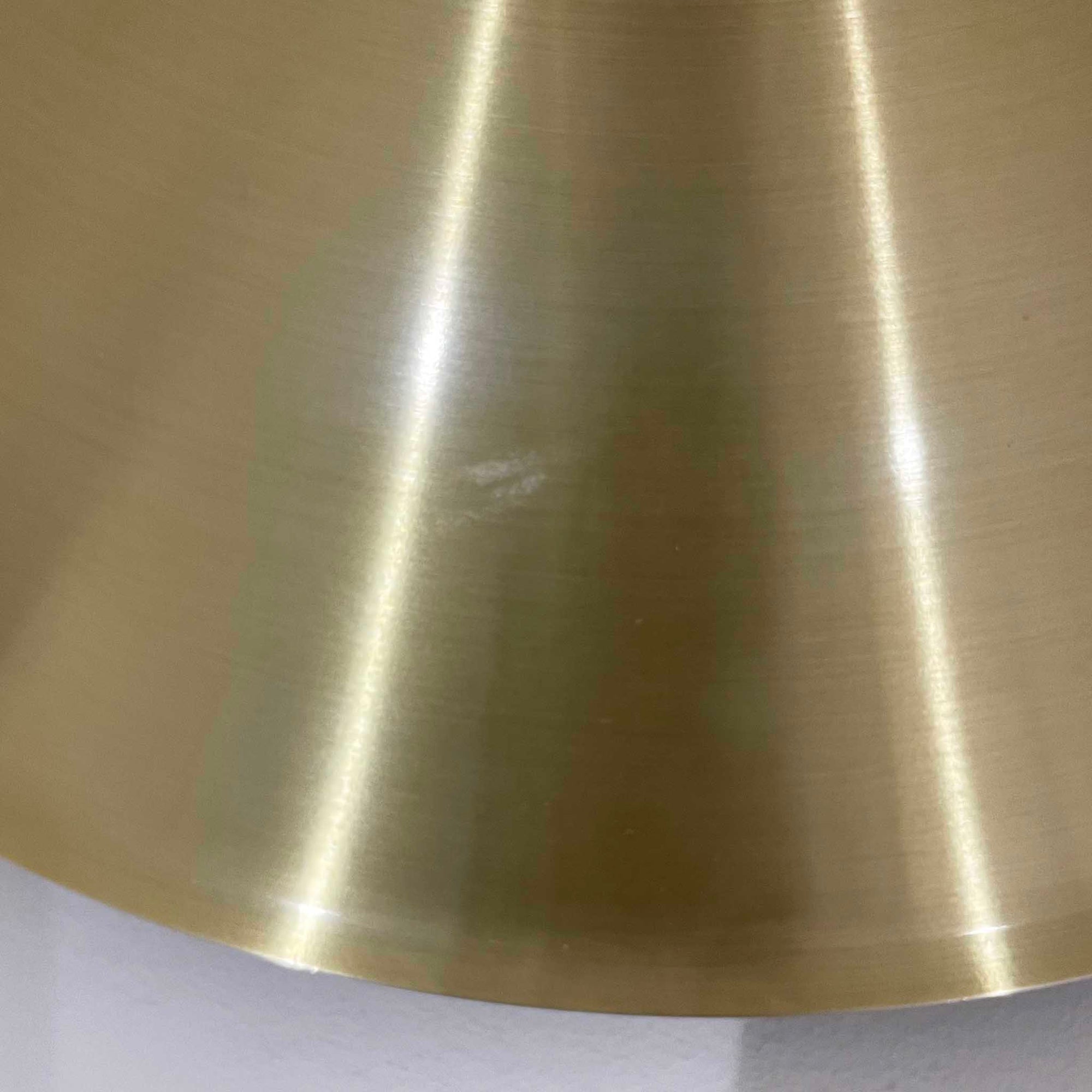 Svend Middelboeがデザインし、Nordisk Solar社より発表されたペンダントライト「Auditorie」です。直径49cmの大ぶりなサイズと、アルミ素材に施された美しい真鍮色の仕上げが特徴で、点灯時には下方向に効率よく光を届けつつ、柔らかく反射する光が空間を上品に彩ります。大胆なフォルムながらもバランスの取れたデザインは、1960年代北欧モダンのエッセンスを凝縮しており、ダイニングやリビングの主照明として存在感を放ちます。経年により深みを増した表情はビンテージならではの魅力で、機能性と美しさを兼ね備えた希少な一灯です。