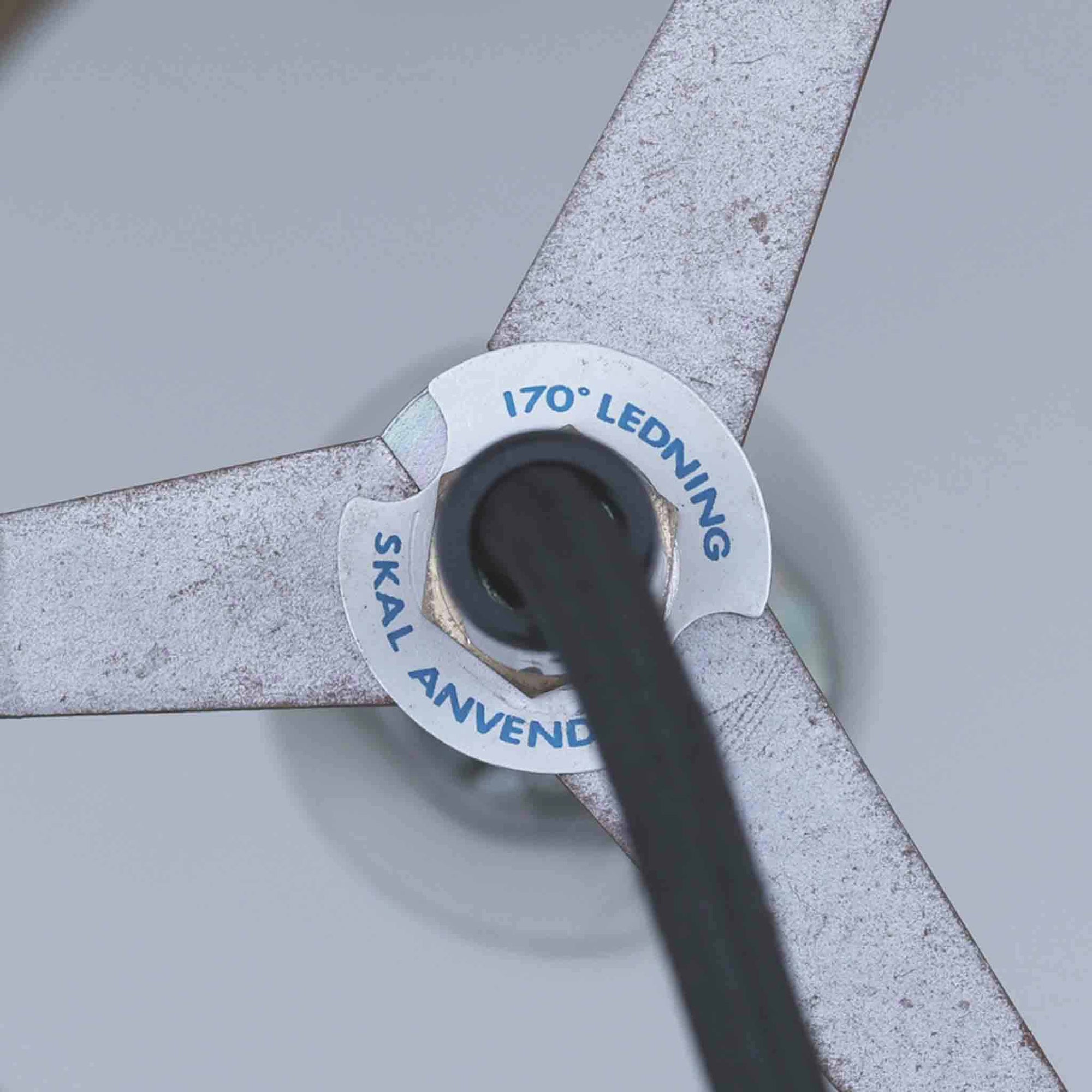 Svend Middelboeがデザインし、Nordisk Solar社より発表されたペンダントライト「Auditorie」です。直径49cmの大ぶりなサイズと、アルミ素材に施された美しい真鍮色の仕上げが特徴で、点灯時には下方向に効率よく光を届けつつ、柔らかく反射する光が空間を上品に彩ります。大胆なフォルムながらもバランスの取れたデザインは、1960年代北欧モダンのエッセンスを凝縮しており、ダイニングやリビングの主照明として存在感を放ちます。経年により深みを増した表情はビンテージならではの魅力で、機能性と美しさを兼ね備えた希少な一灯です。