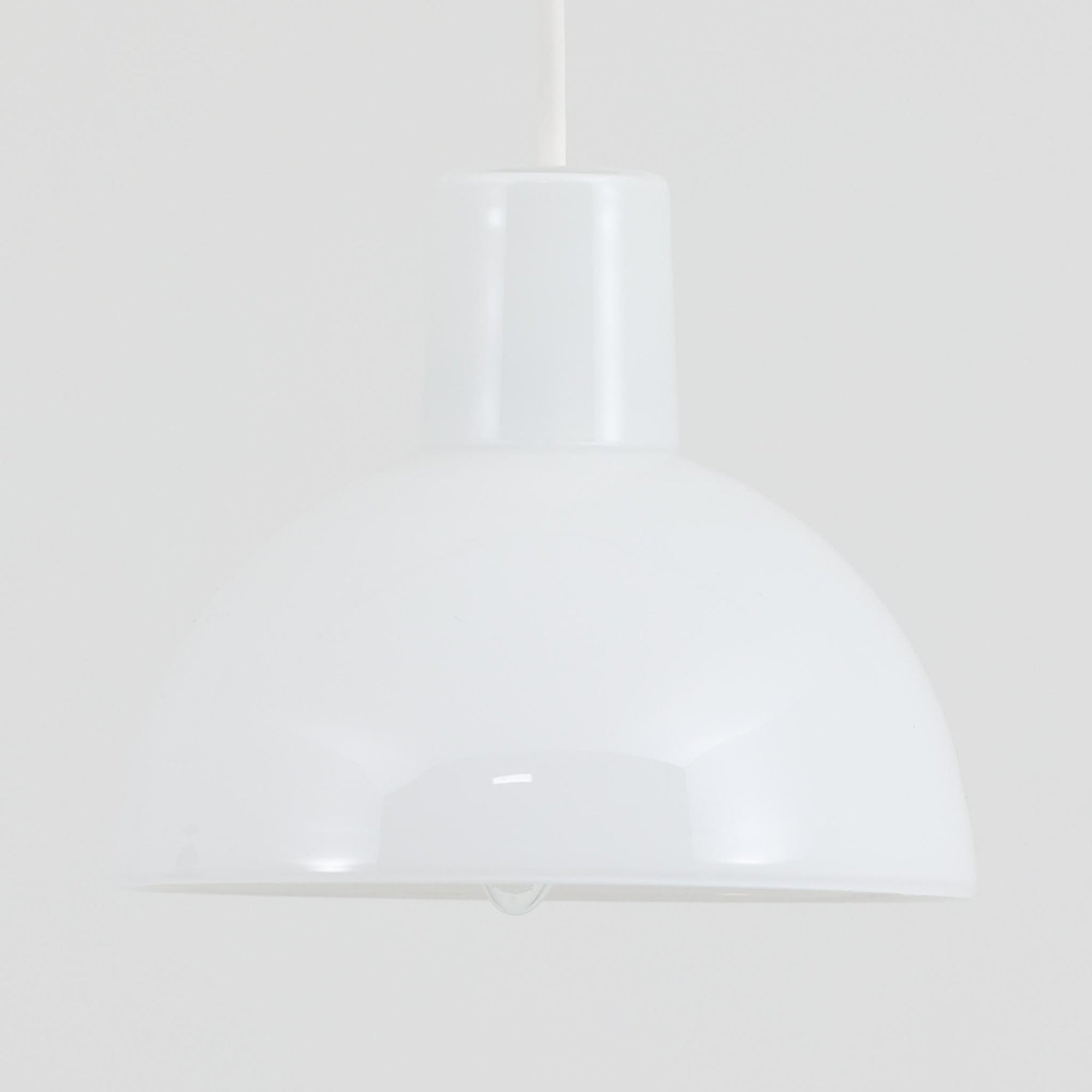 Anja Kjaerがデザインし、Holmegaardより発表された「Skagerrak」シリーズの小ぶりなペンダントライトです。直径20cmのコンパクトなサイズ感ながら、ガラスの透明感とやわらかな光の拡散が魅力で、空間に上質なアクセントを加えます。ホルムガードならではの丁寧なガラスワークが感じられ、点灯時には温もりある光が広がり、食卓や小スペースの照明に最適です。シンプルながらも洗練されたデンマークデザインの魅力を堪能できるビンテージアイテムです。