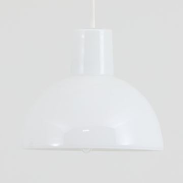 Anja Kjaerがデザインし、Holmegaardより発表された「Skagerrak」シリーズの小ぶりなペンダントライトです。直径20cmのコンパクトなサイズ感ながら、ガラスの透明感とやわらかな光の拡散が魅力で、空間に上質なアクセントを加えます。ホルムガードならではの丁寧なガラスワークが感じられ、点灯時には温もりある光が広がり、食卓や小スペースの照明に最適です。シンプルながらも洗練されたデンマークデザインの魅力を堪能できるビンテージアイテムです。